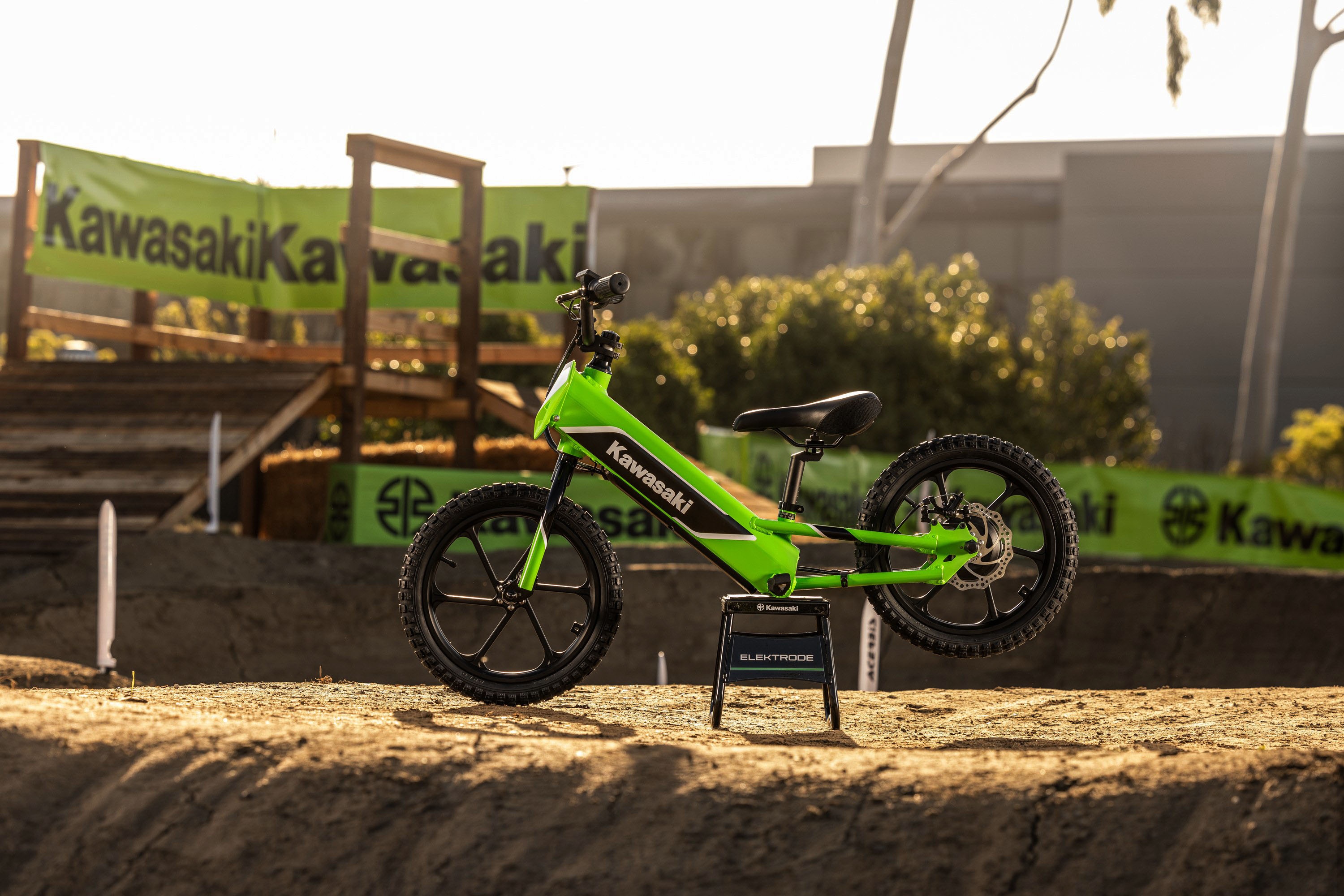 Kawasaki Elektrode ra mat anh 1