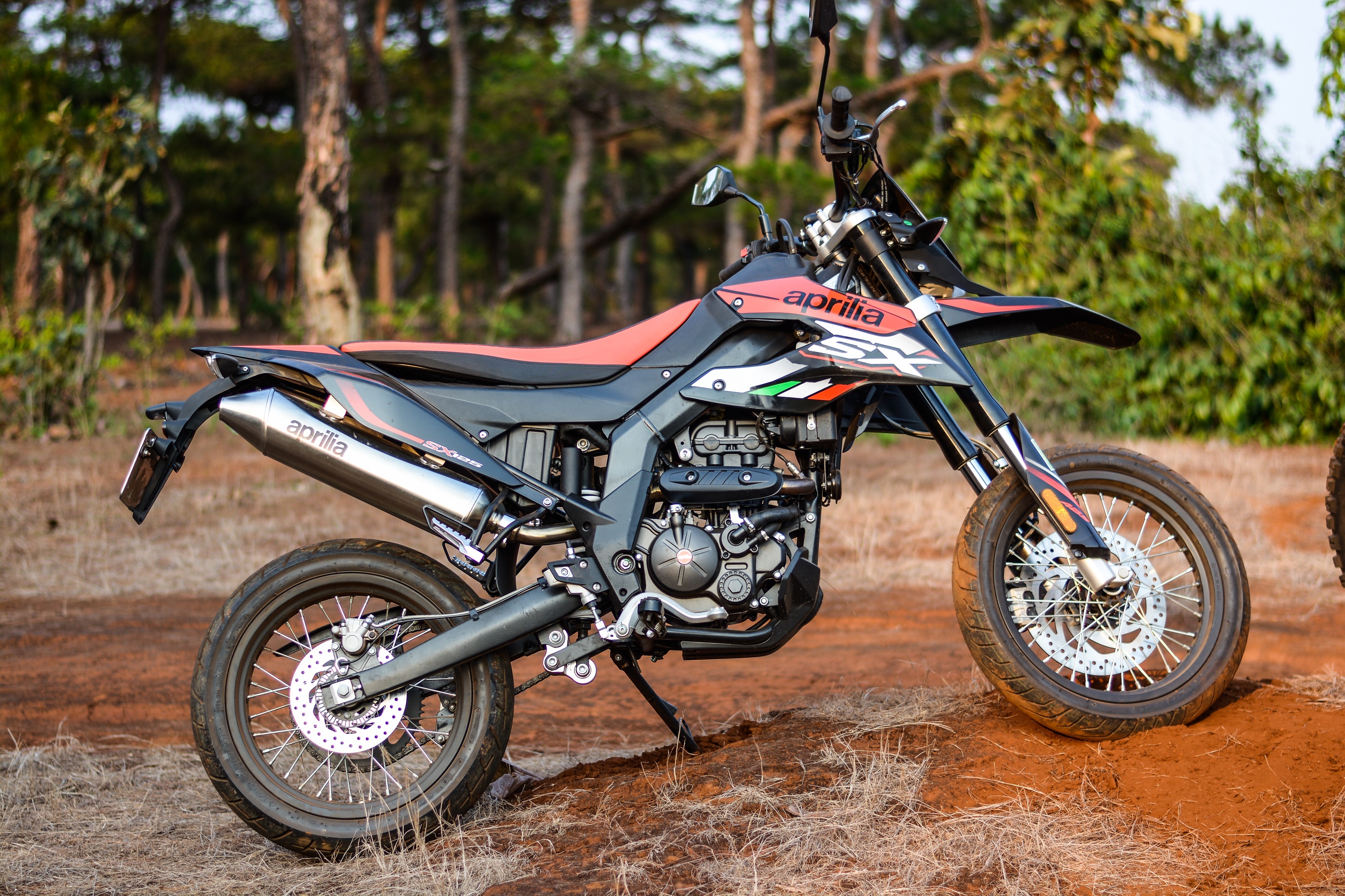 bộ đôi môtô địa hình Aprilia RX, SX 125 tại Việt Nam ảnh 1 bo doi moto dia hinh Aprilia RX, SX 125 tai Viet Nam anh 1