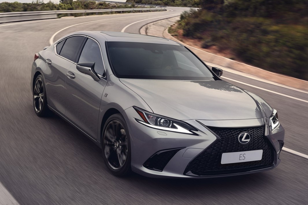 Lexus ES 2023 co them phien ban the thao tai chau Au hinh anh