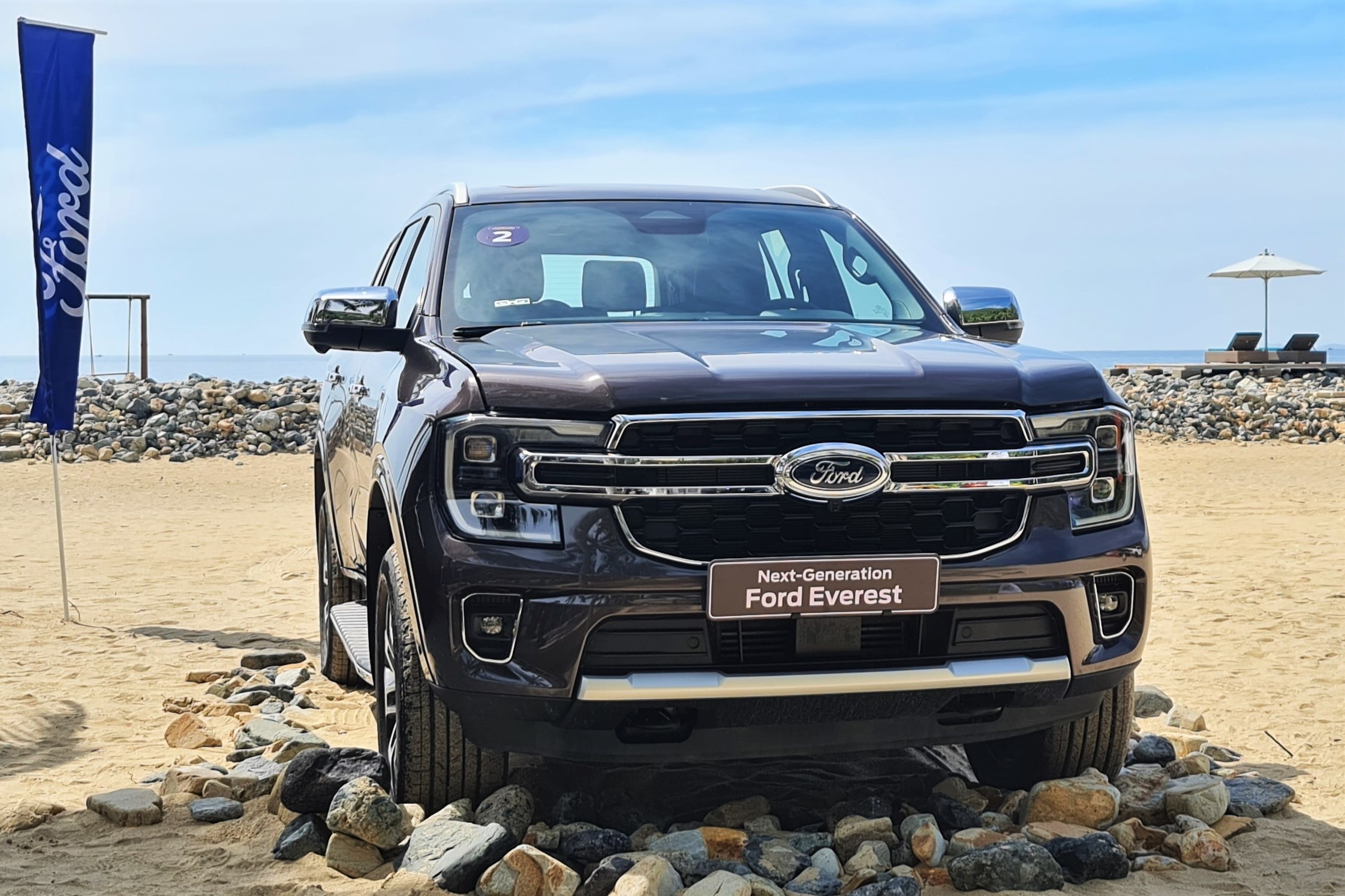 nap phu mau xanh tren Ford Everest 2022 anh 2