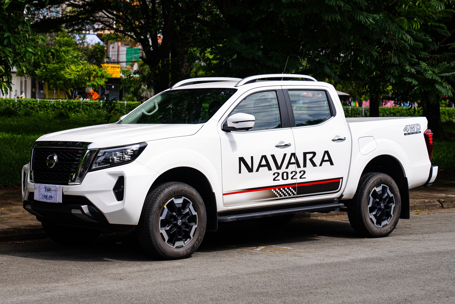 Chi tiet Nissan Navara 2022 vua ra mat - doi dong co, tang gia ban hinh anh