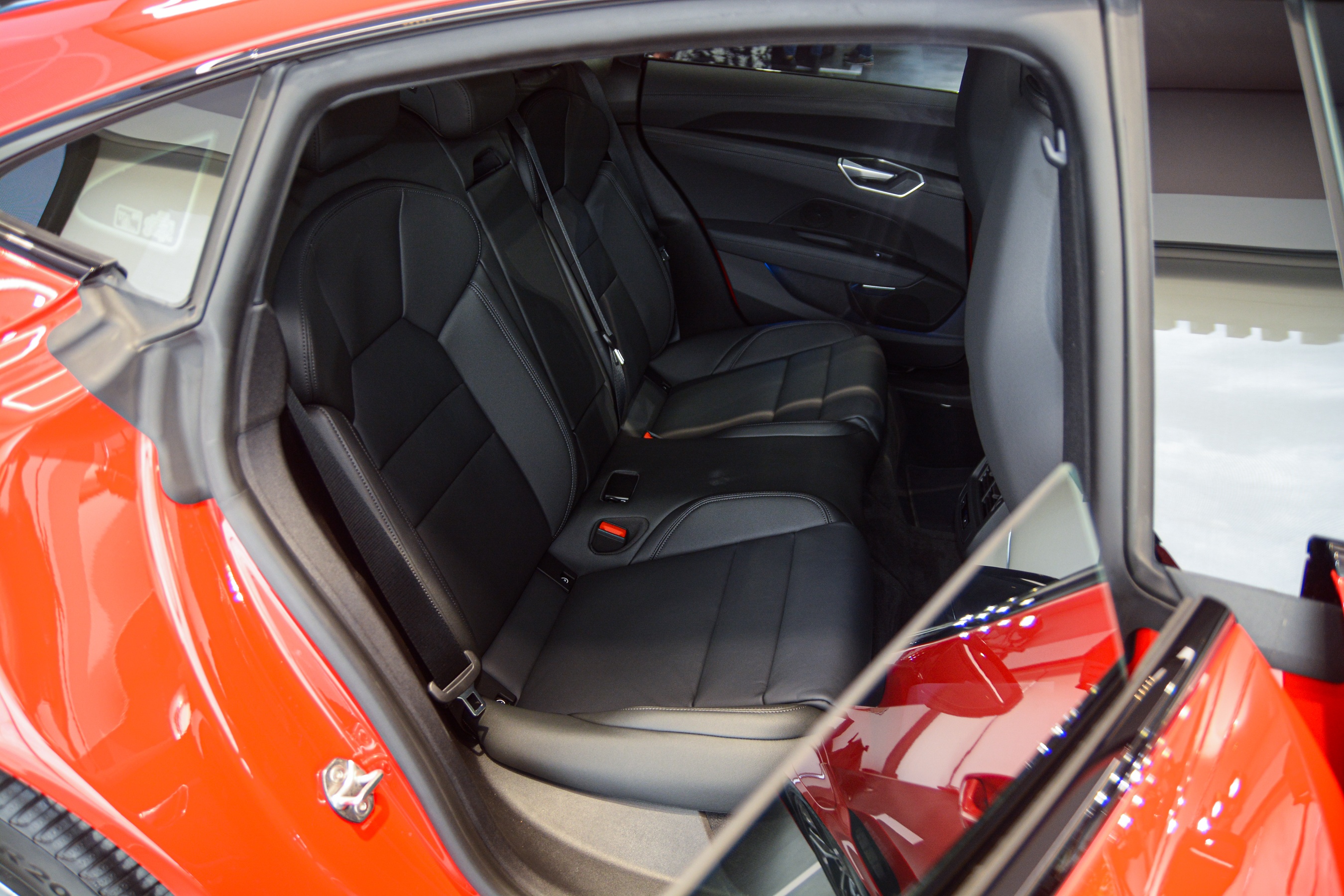 Can canh Audi e-tron GT anh 20