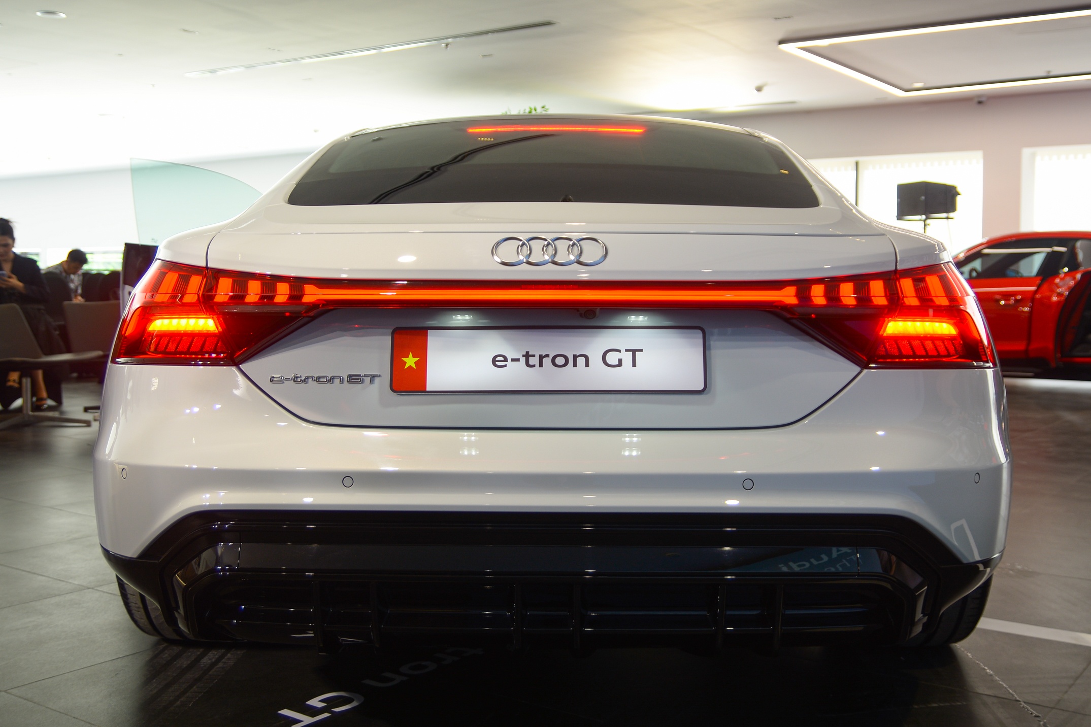 Can canh Audi e-tron GT anh 24