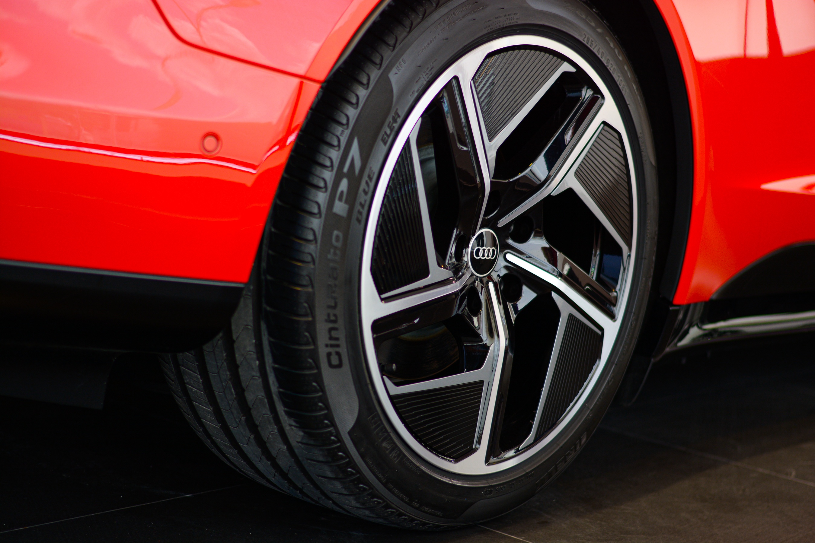 Can canh Audi e-tron GT anh 6