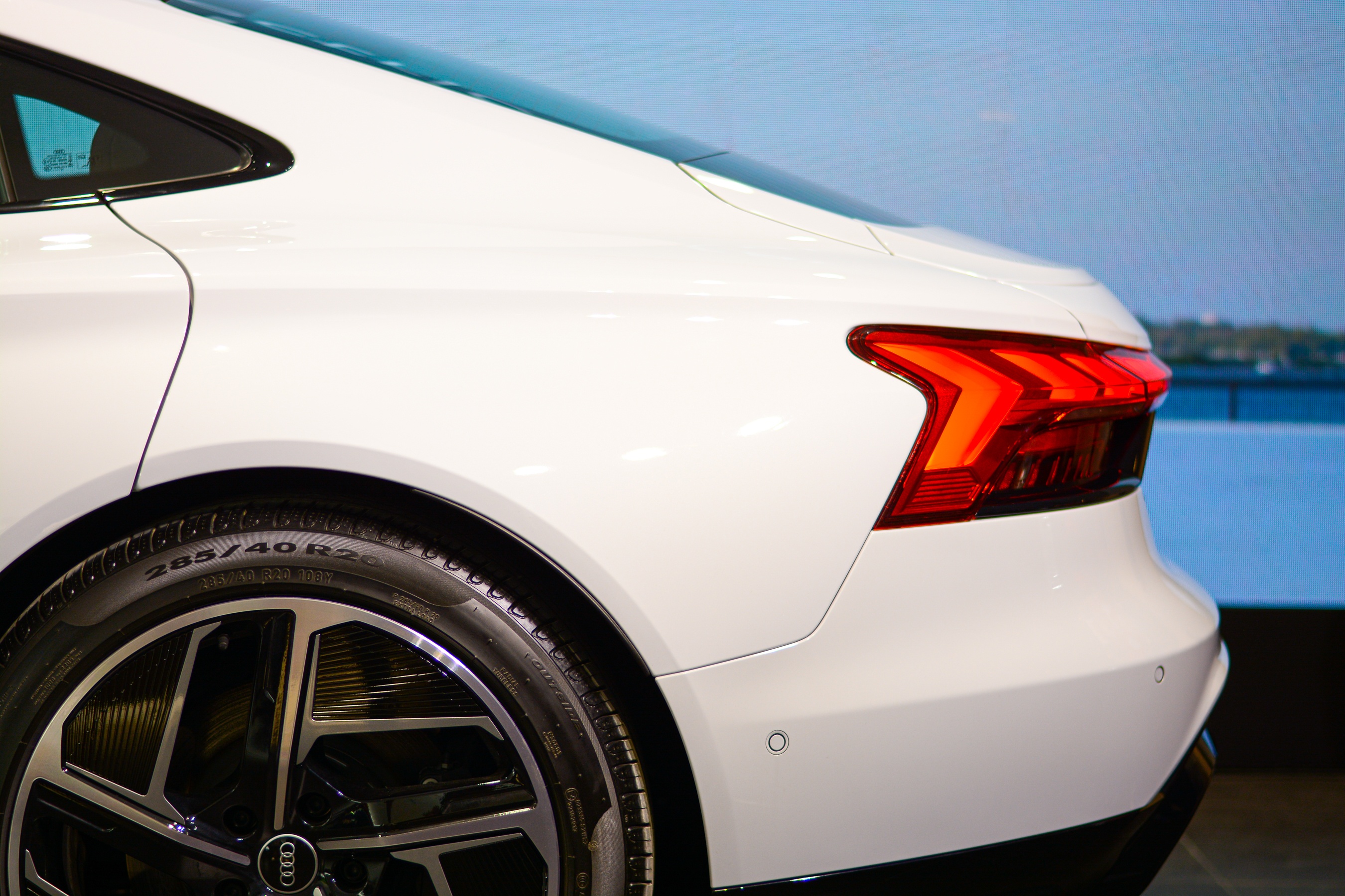 Can canh Audi e-tron GT anh 22