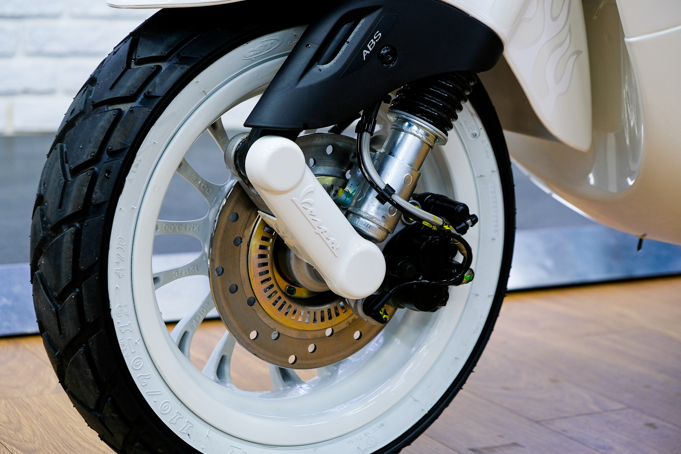 Chi tiet Vespa Sprint Justin Bieber tai Viet Nam anh 3