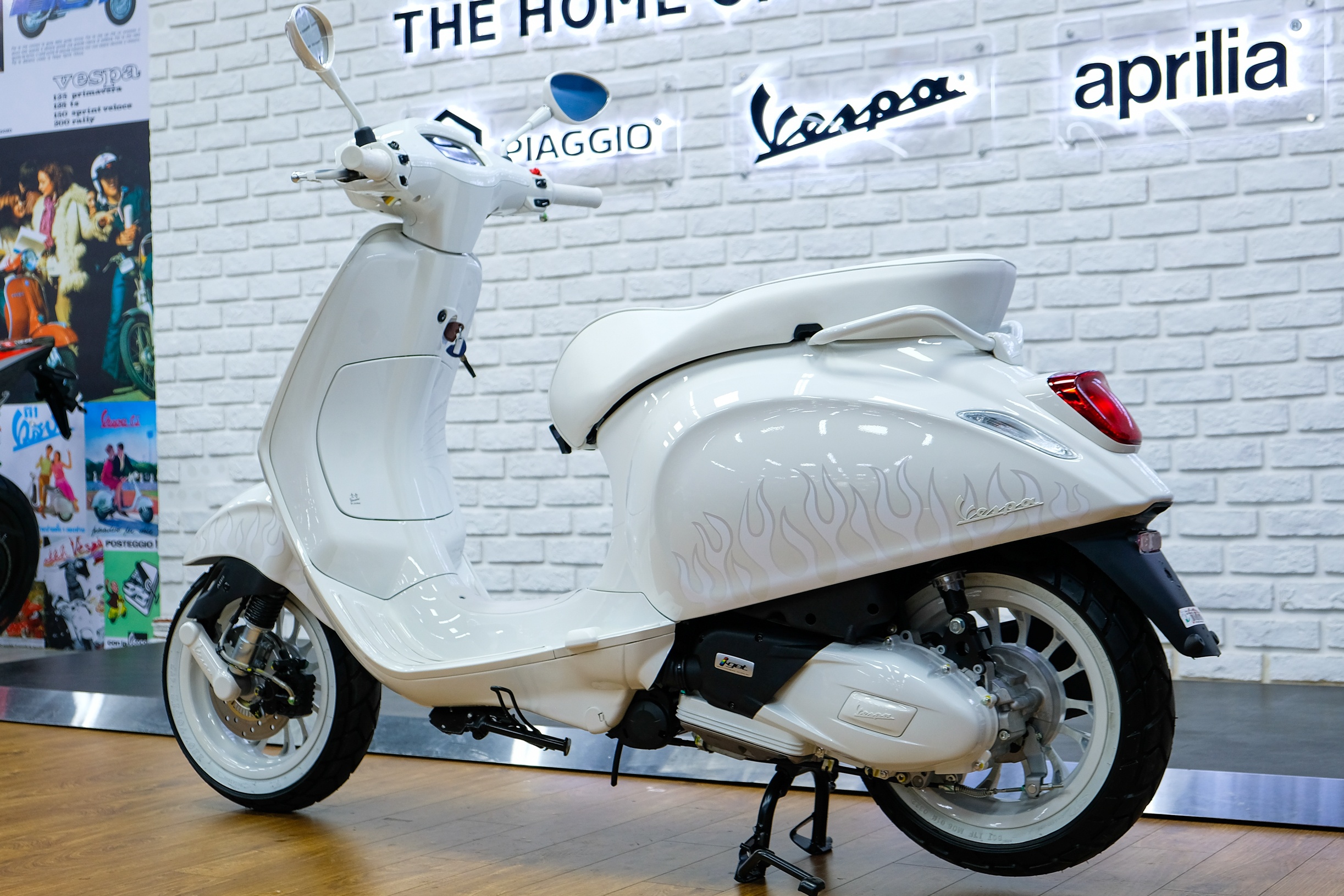 Chi tiet Vespa Sprint Justin Bieber tai Viet Nam anh 9