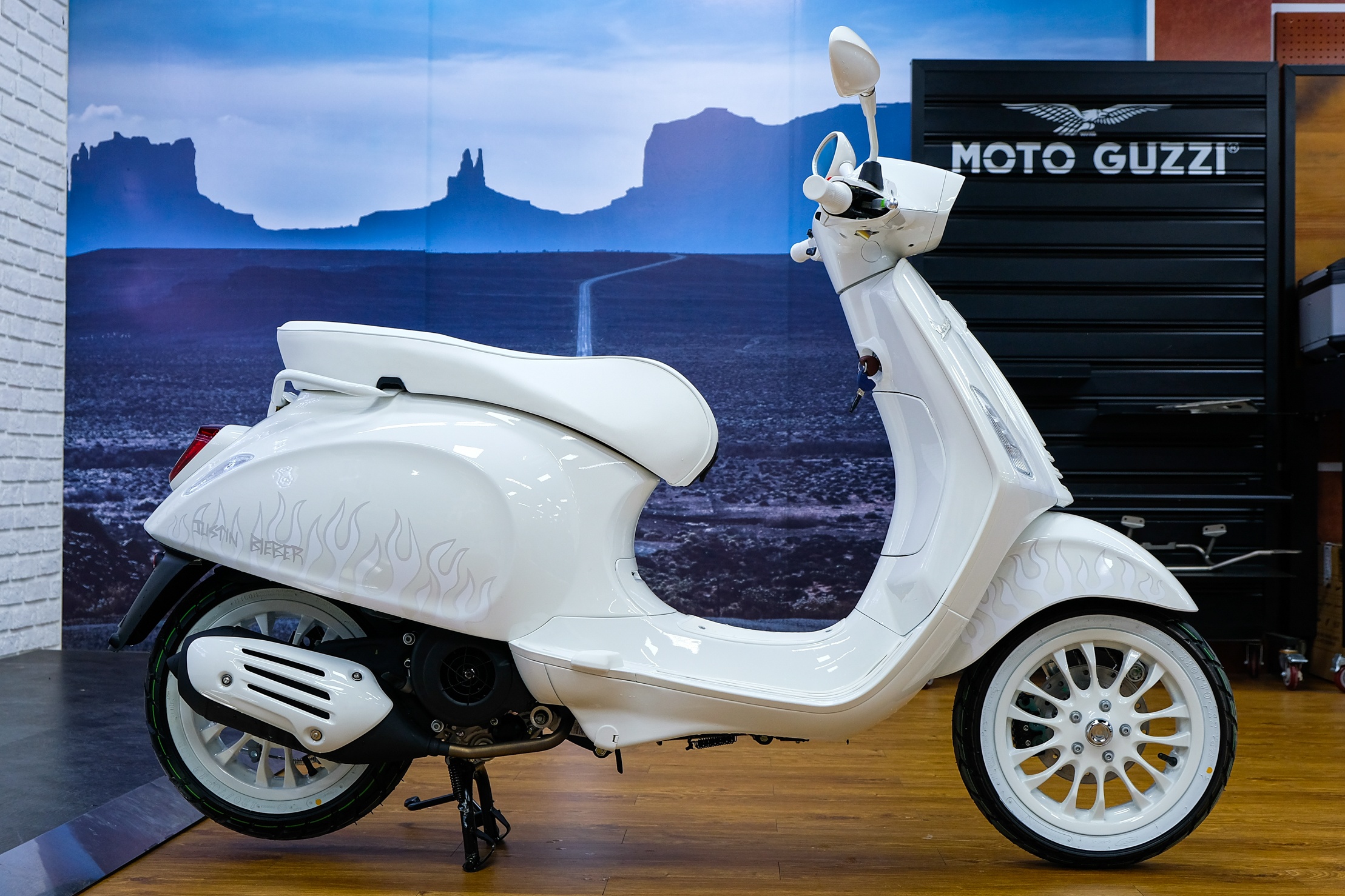 Chi tiet Vespa Sprint phien ban Justin Bieber tai Viet Nam hinh anh