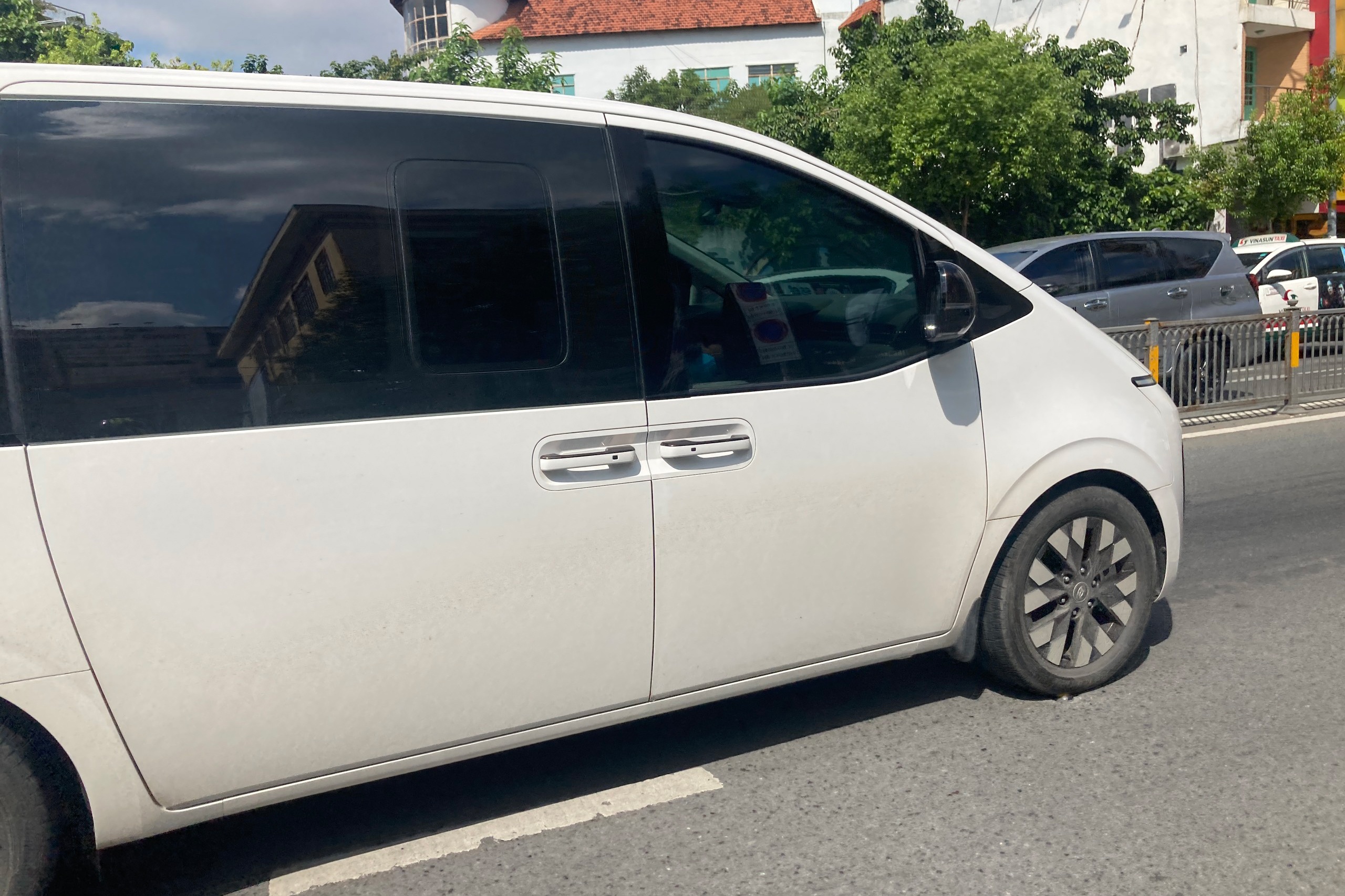 Xe hiem Hyundai Staria lan banh tai TP.HCM anh 2