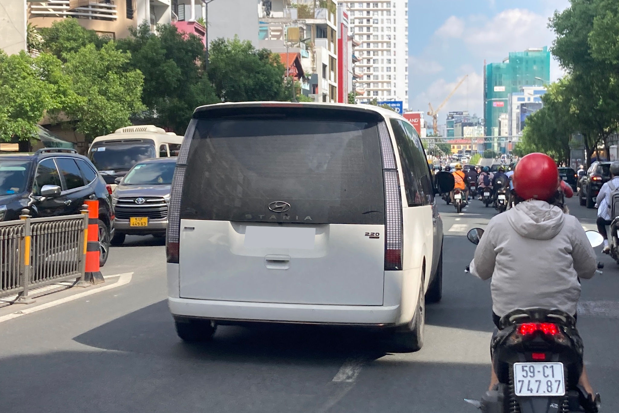 Xe hiem Hyundai Staria lan banh tai TP.HCM anh 3