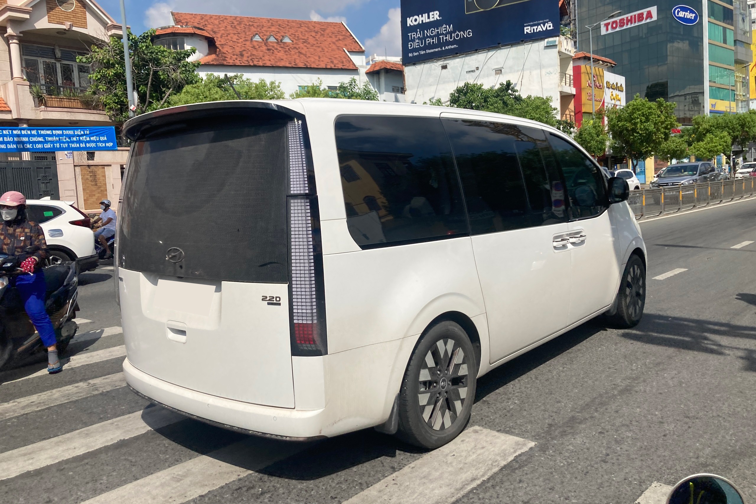 Xe hiem Hyundai Staria lan banh tai TP.HCM hinh anh