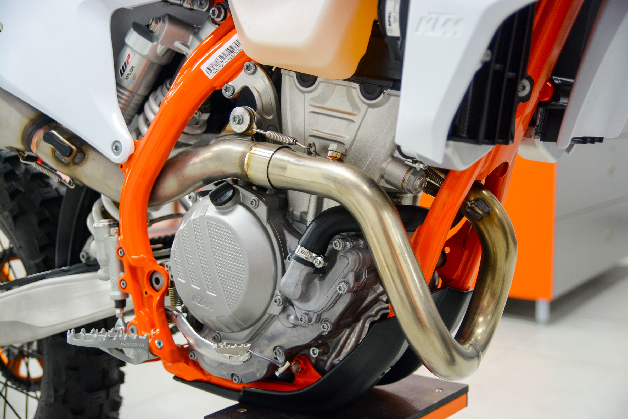 Can canh KTM 350 EXC-F SIX DAYS anh 15