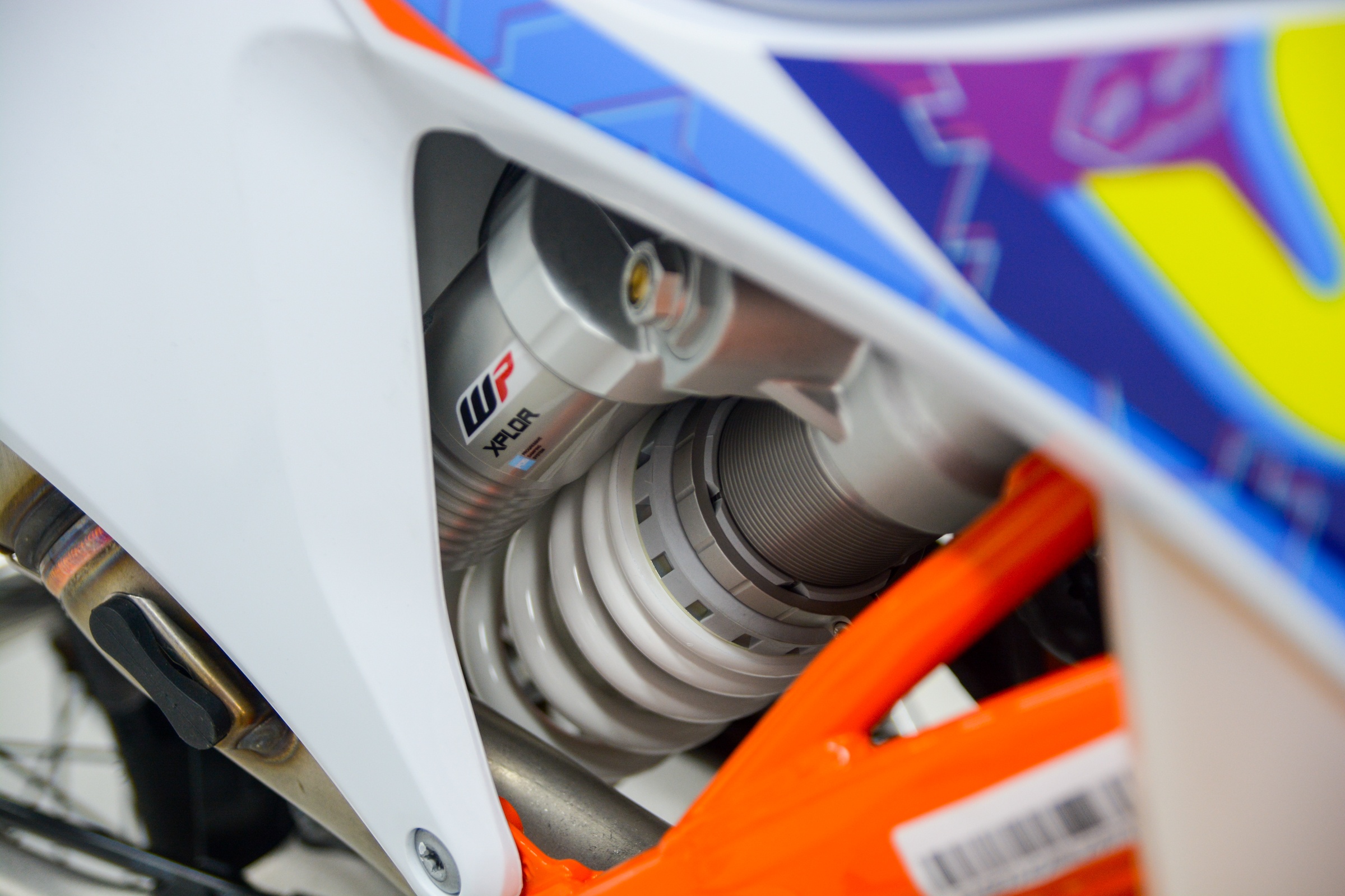 Can canh KTM 350 EXC-F SIX DAYS anh 13