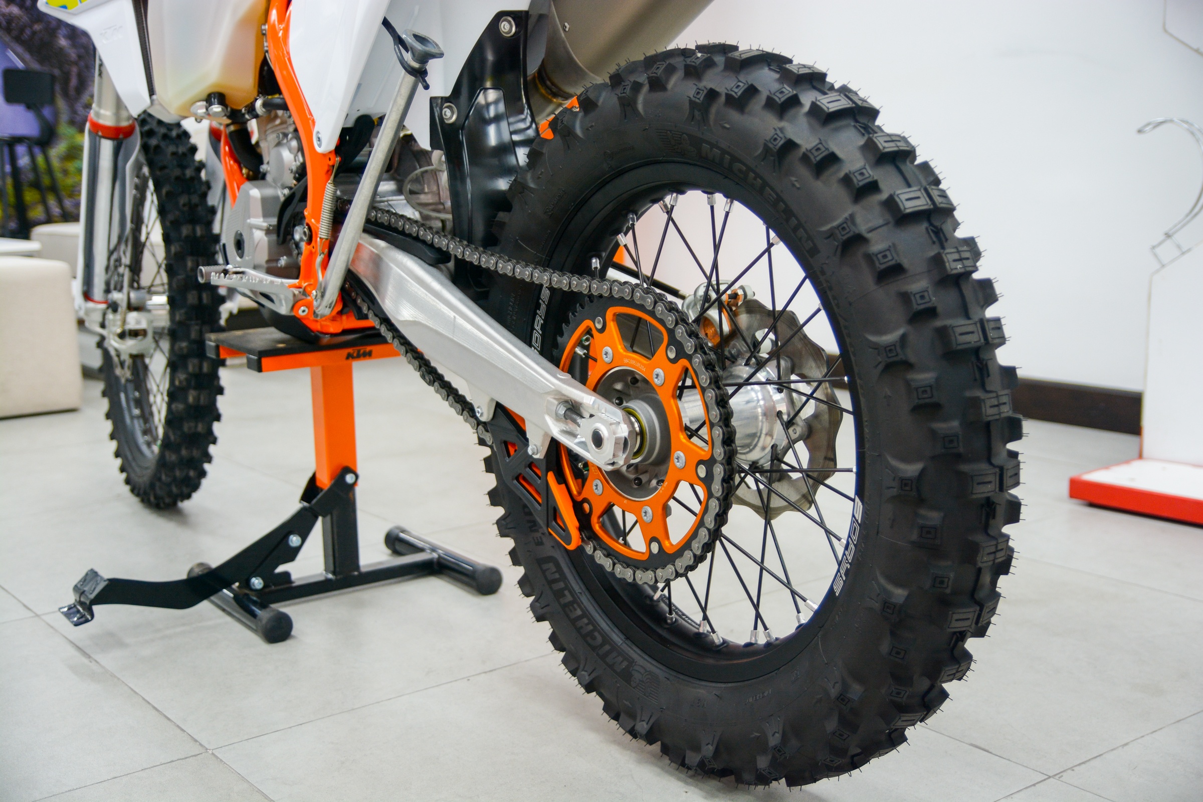 Can canh KTM 350 EXC-F SIX DAYS anh 14