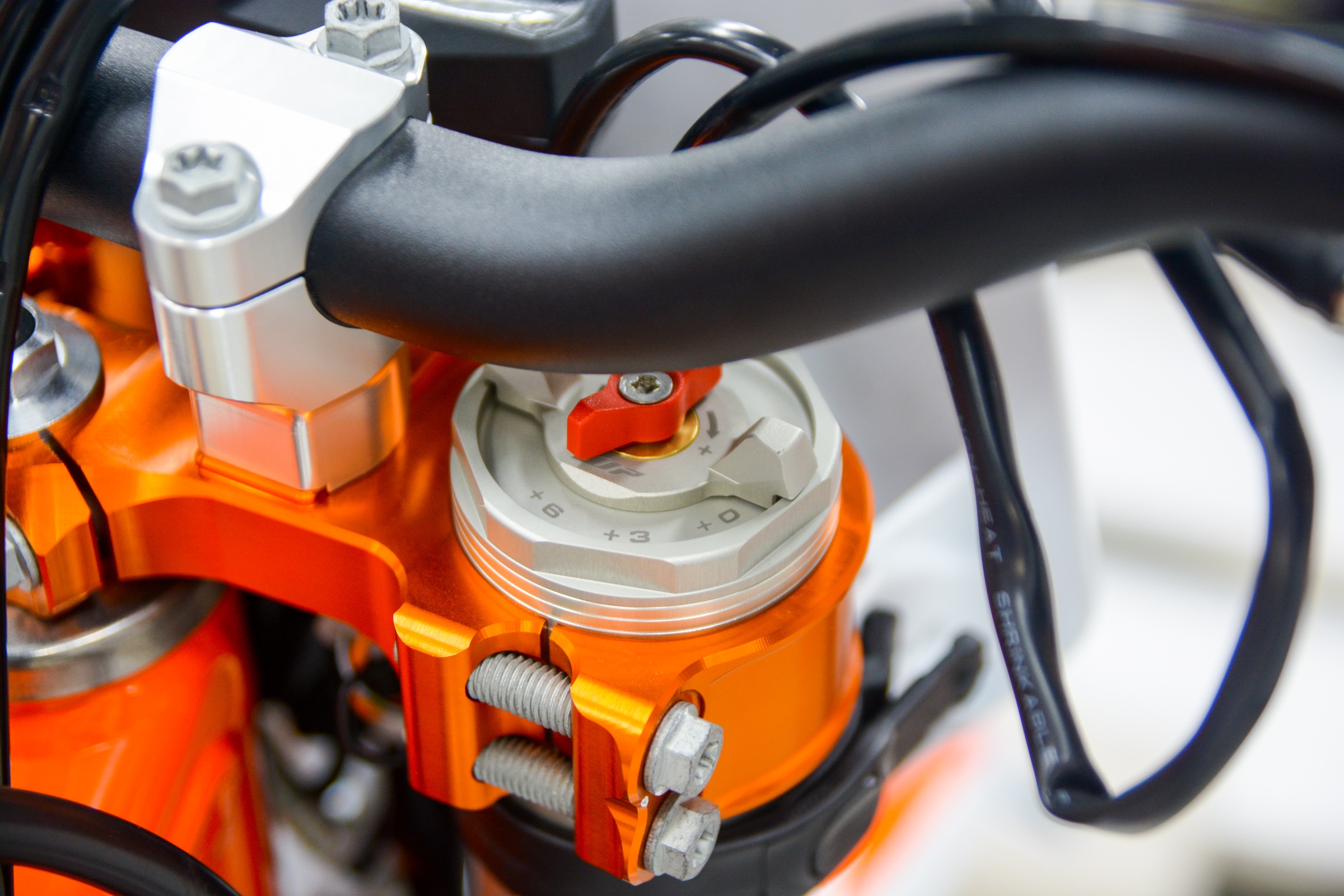 Can canh KTM 350 EXC-F SIX DAYS anh 6