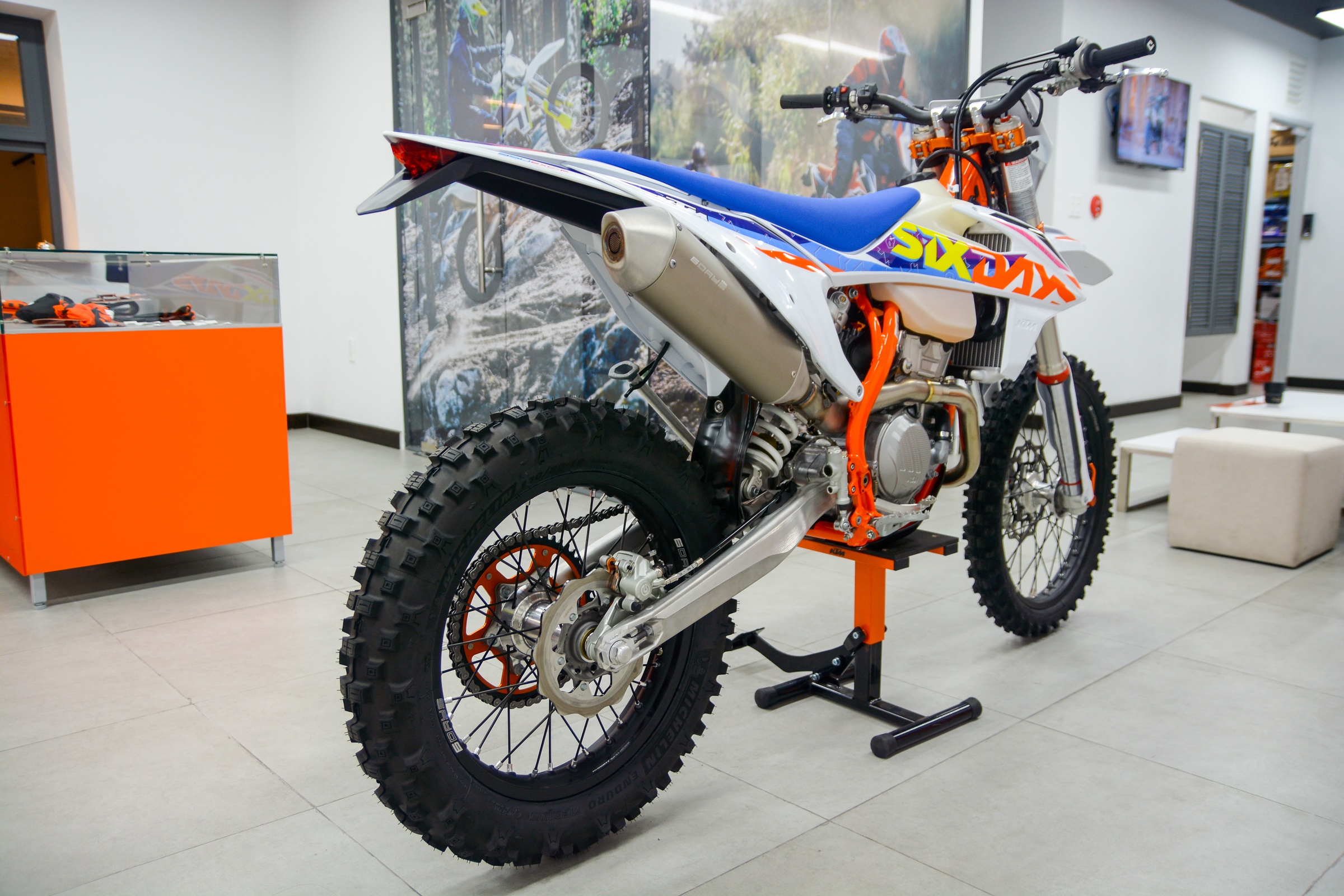 Can canh KTM 350 EXC-F SIX DAYS anh 16
