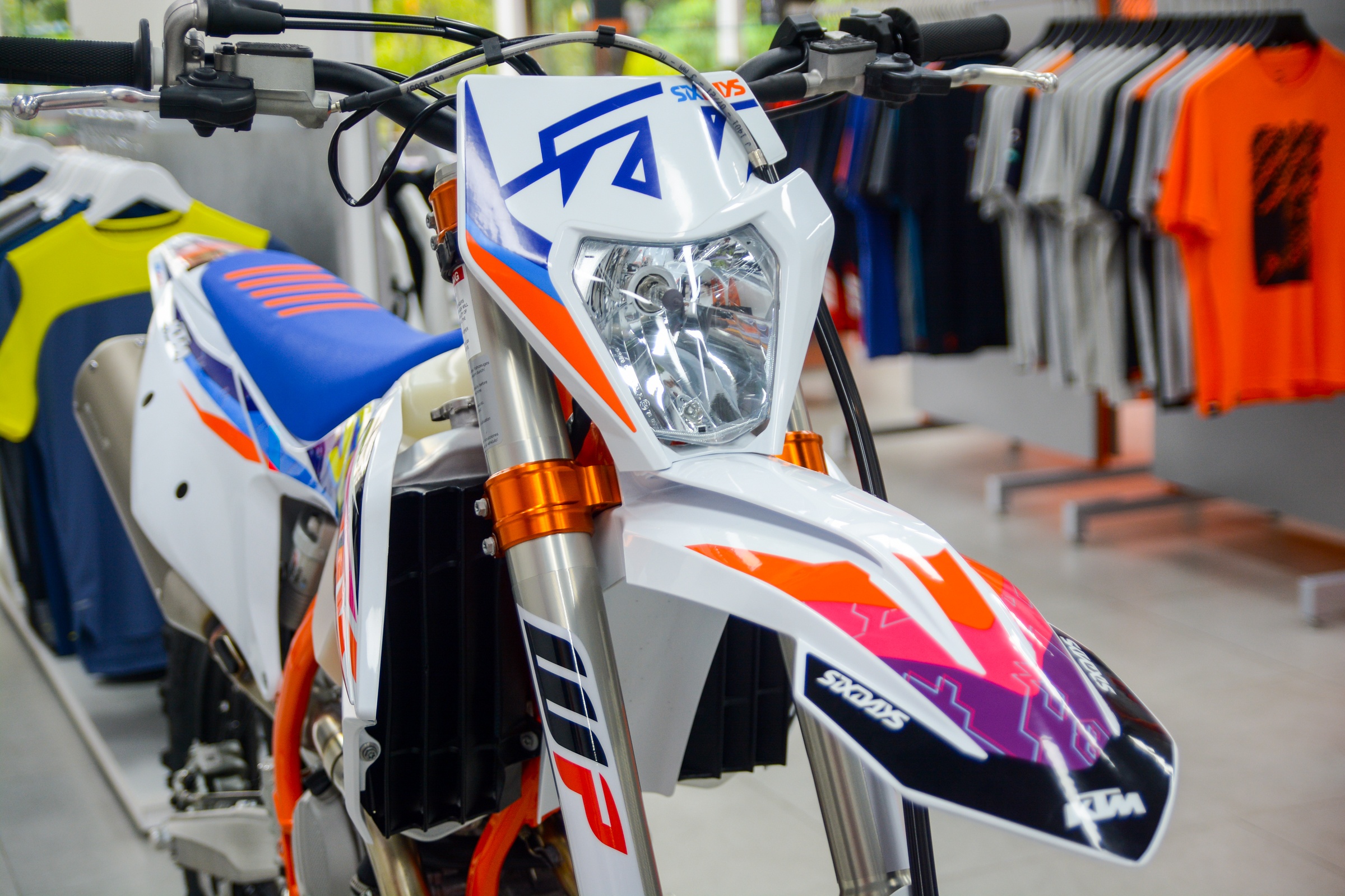 Can canh KTM 350 EXC-F SIX DAYS anh 3