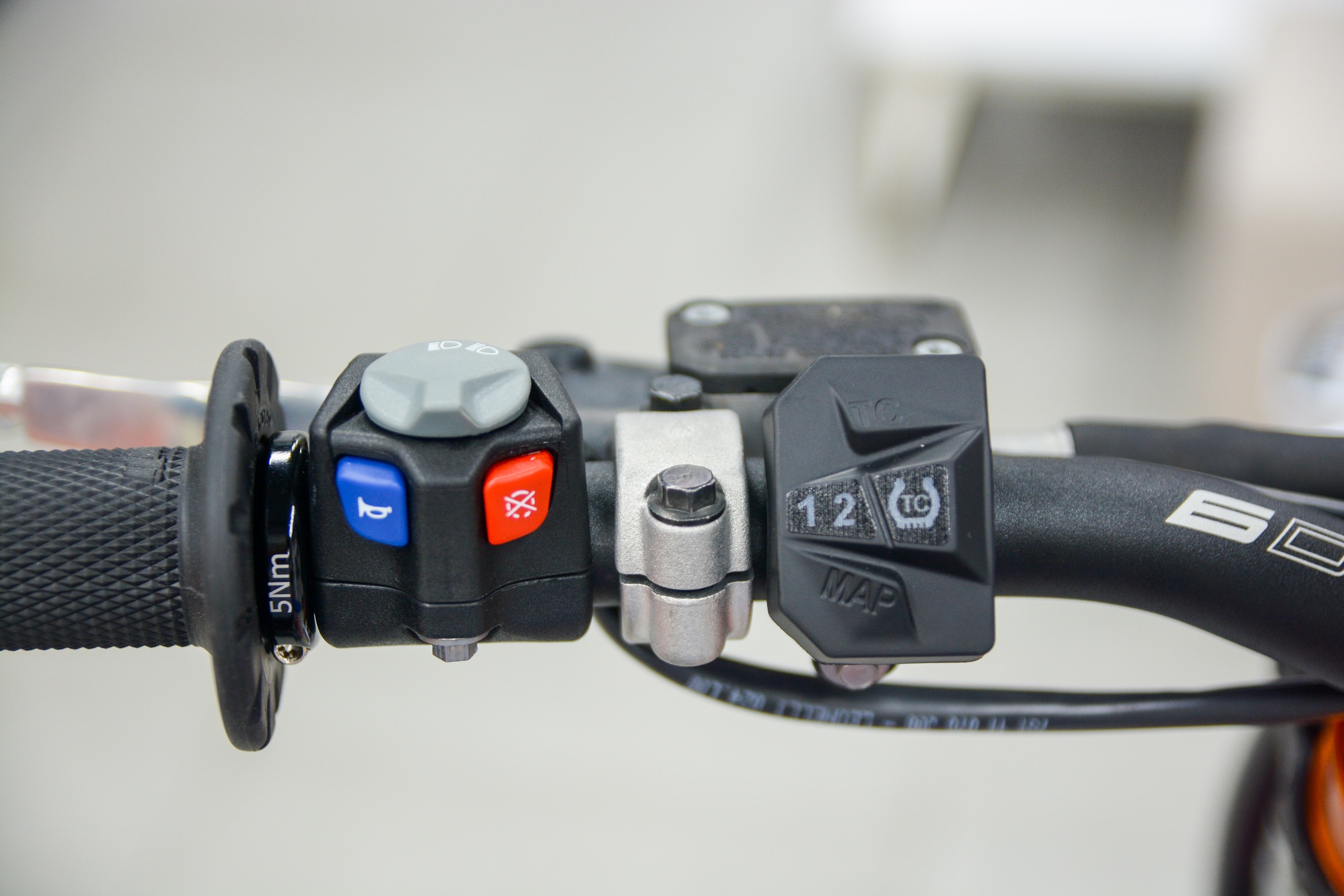 Can canh KTM 350 EXC-F SIX DAYS anh 8