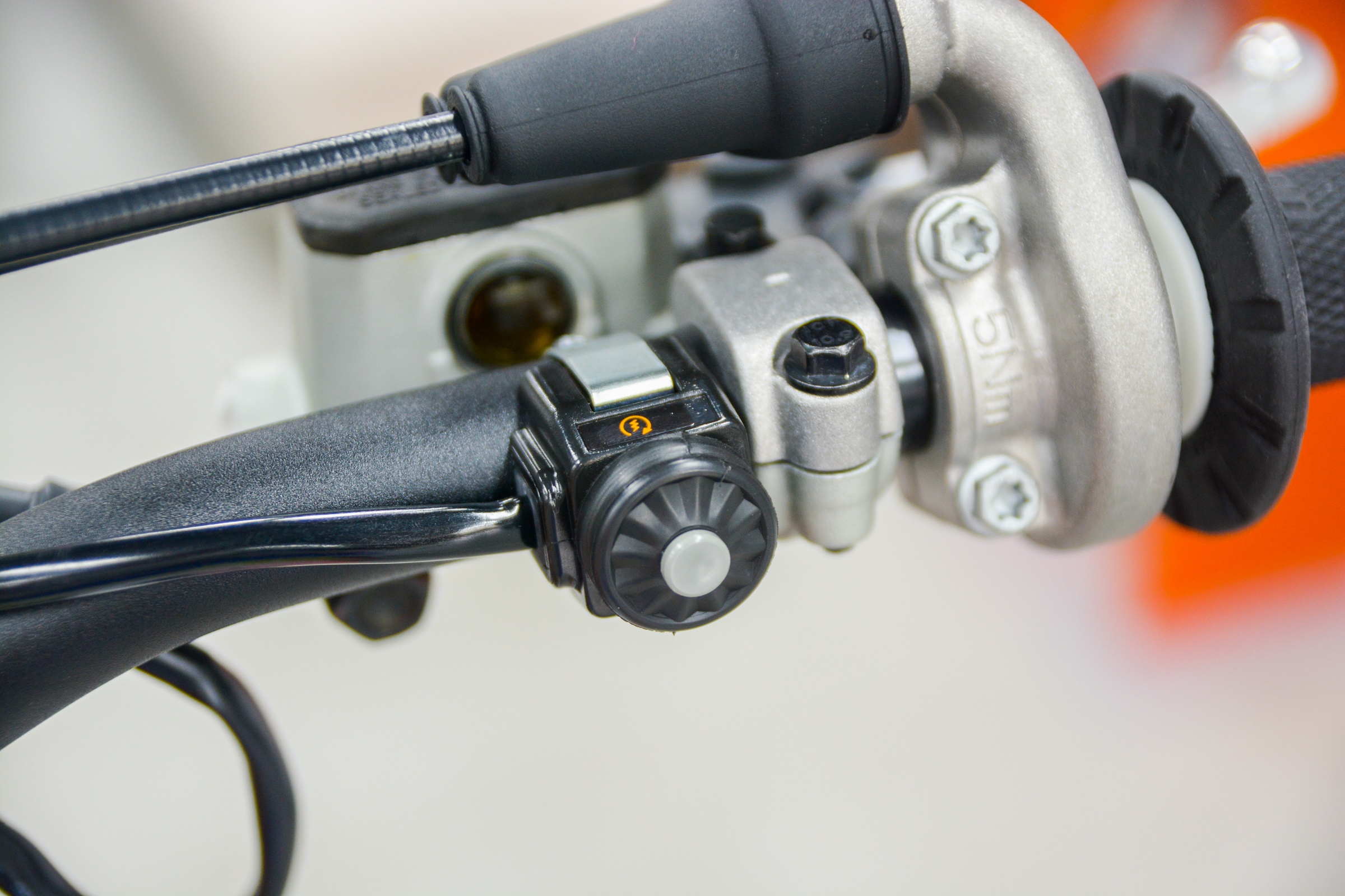 Can canh KTM 350 EXC-F SIX DAYS anh 9