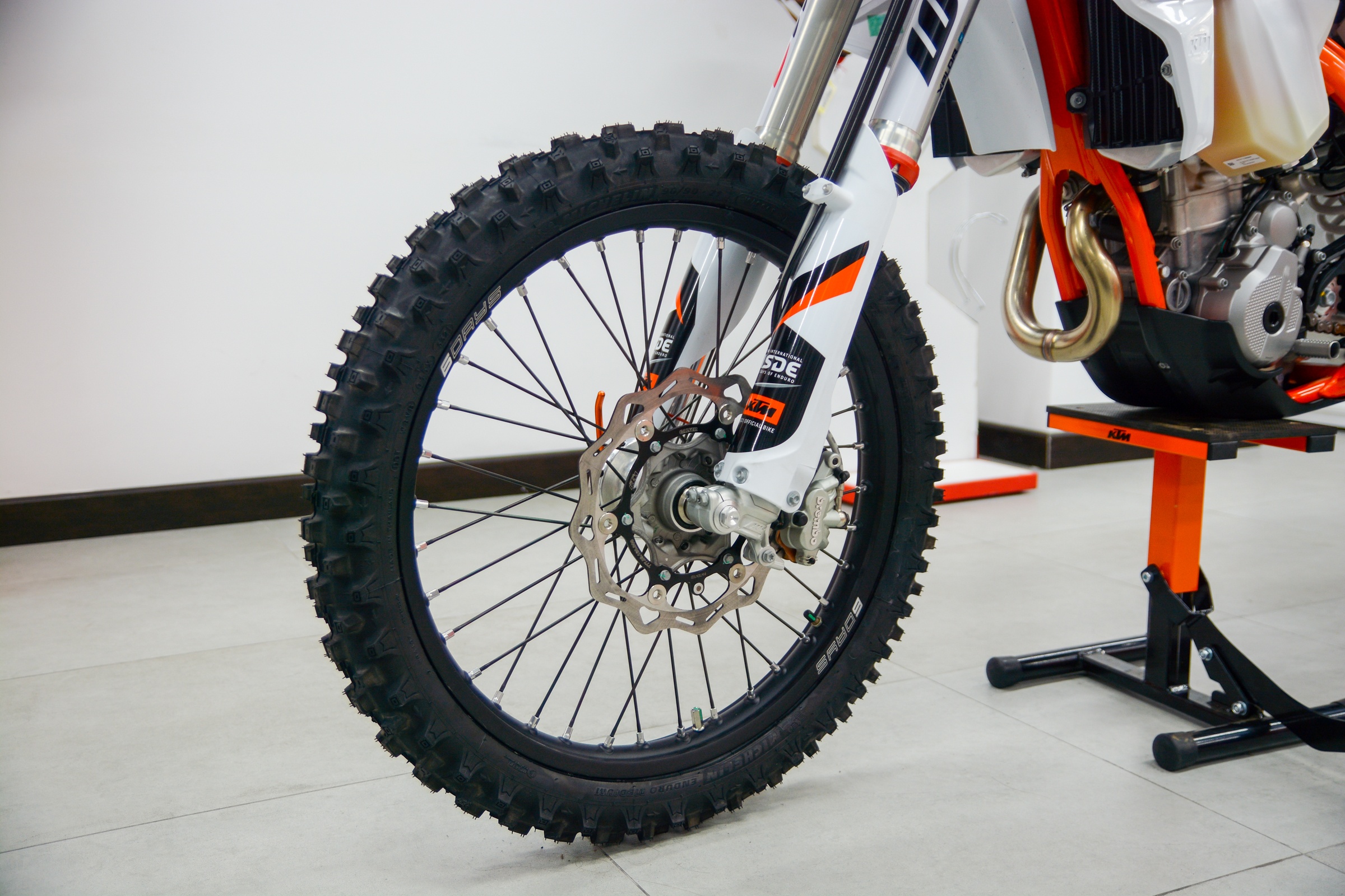 Can canh KTM 350 EXC-F SIX DAYS anh 4