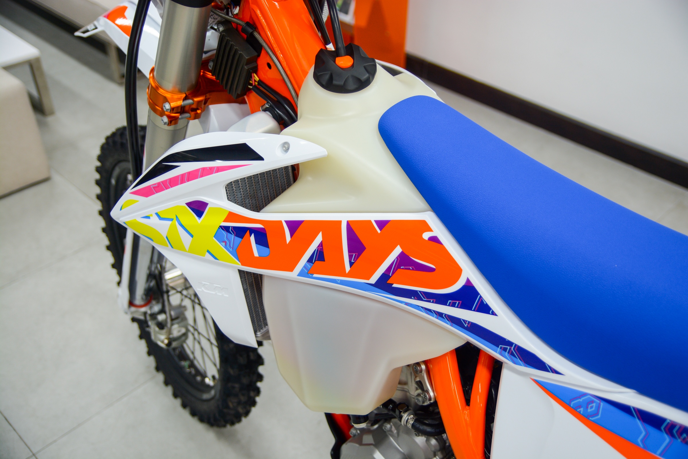 Can canh KTM 350 EXC-F SIX DAYS anh 10