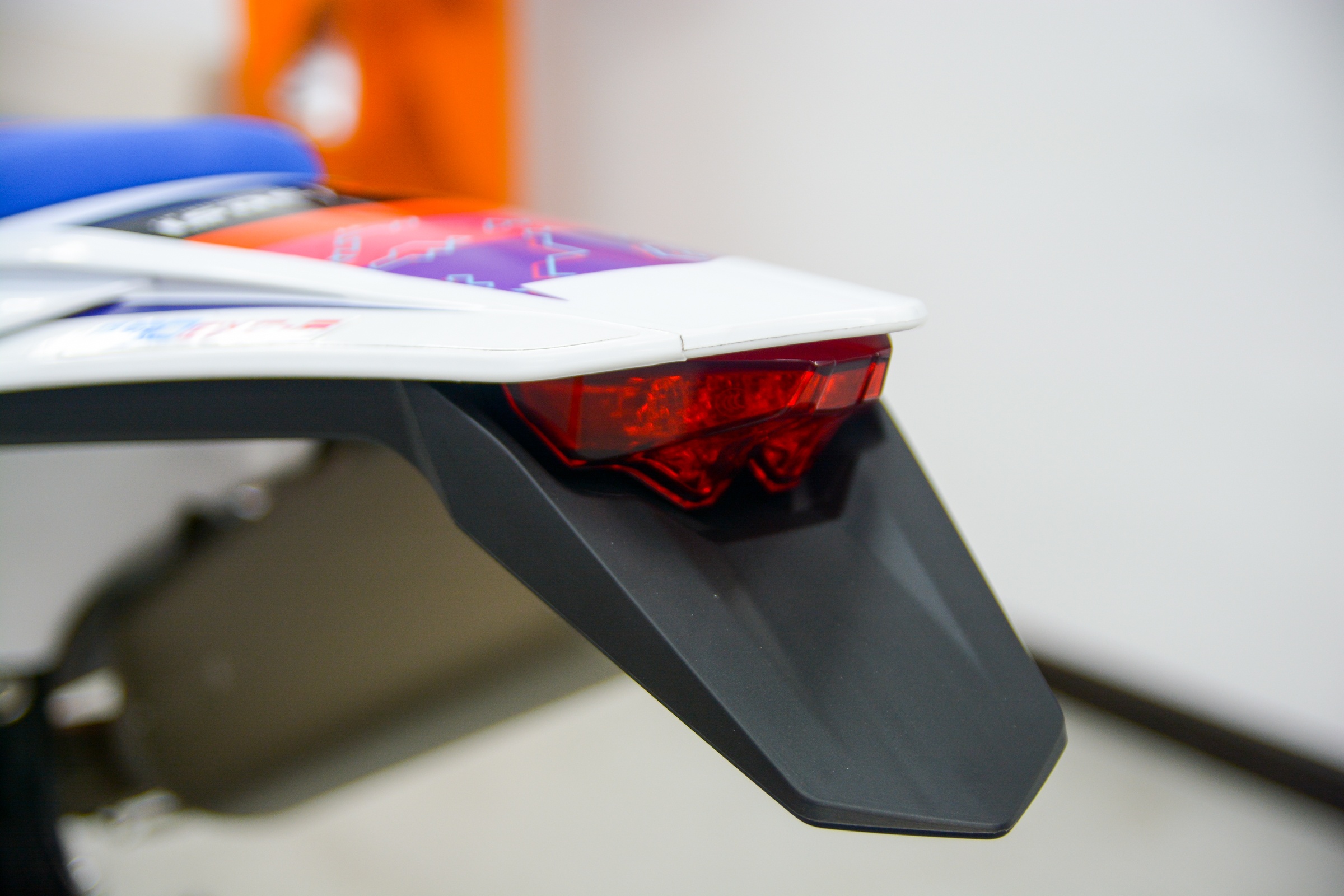 Can canh KTM 350 EXC-F SIX DAYS anh 12