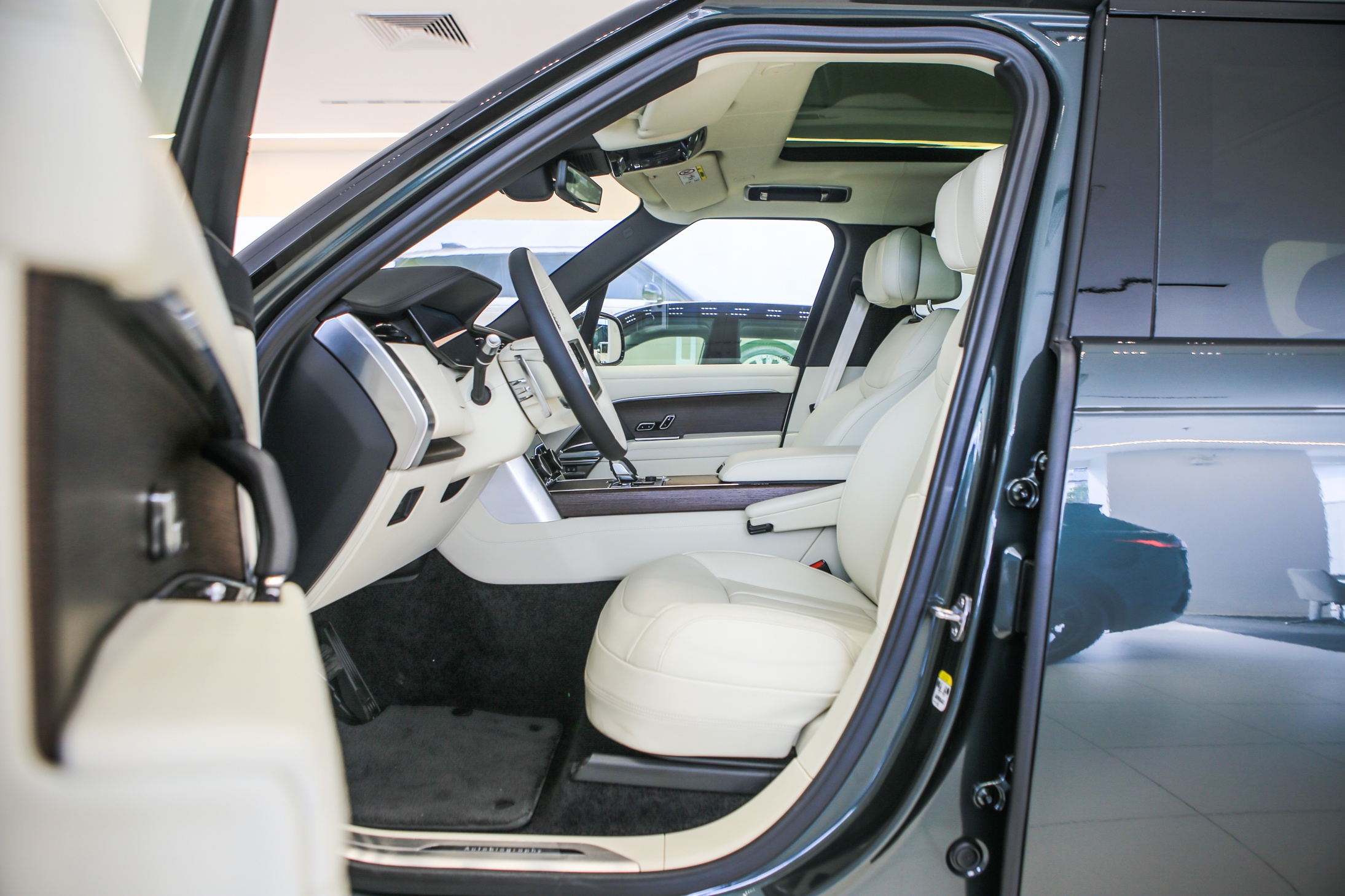 Chi tiết Range Rover 2022 phiên bản kéo dài trục cơ sở ảnh 7 Chi tiet Range Rover 2022 phien ban keo dai truc co so anh 7