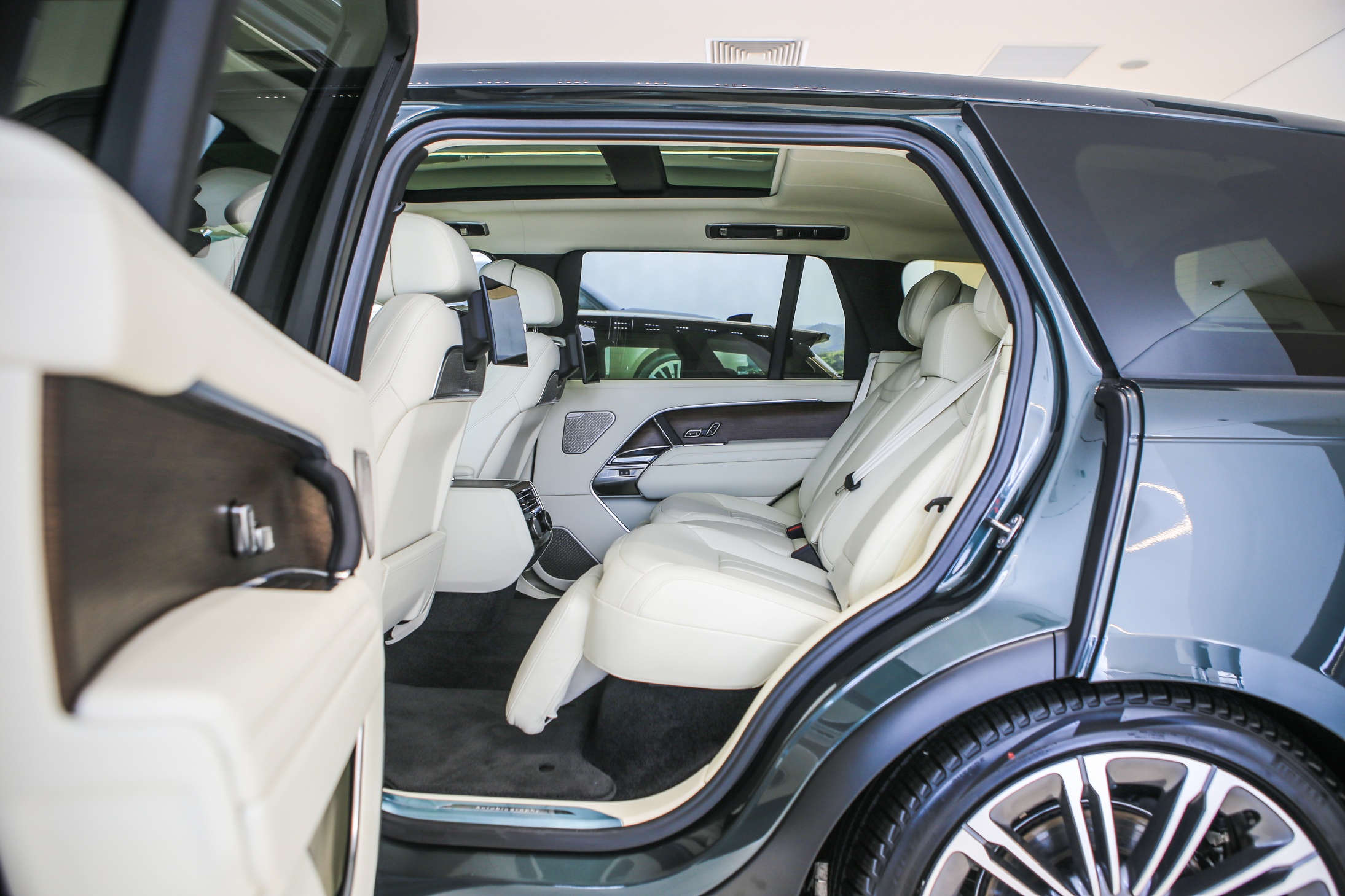 Chi tiết Range Rover 2022 phiên bản kéo dài trục cơ sở ảnh 8 Chi tiet Range Rover 2022 phien ban keo dai truc co so anh 8