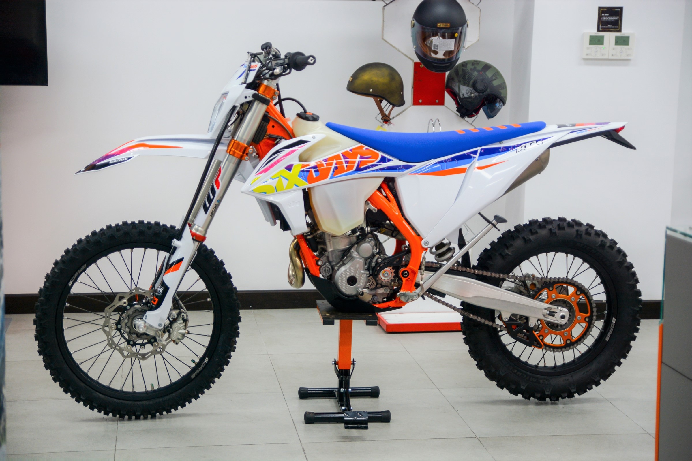 Can canh KTM 350 EXC-F Six Days - cao cao ban chuyen gia 489 trieu hinh anh