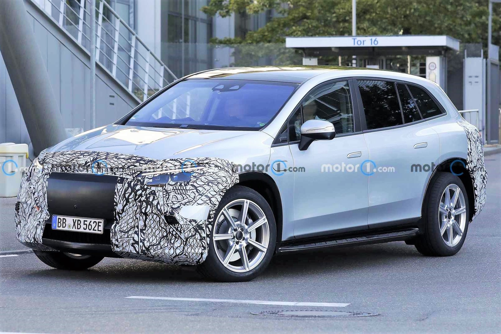 SUV dien Mercedes-Maybach EQS duoc trang bi danh lai banh sau hinh anh