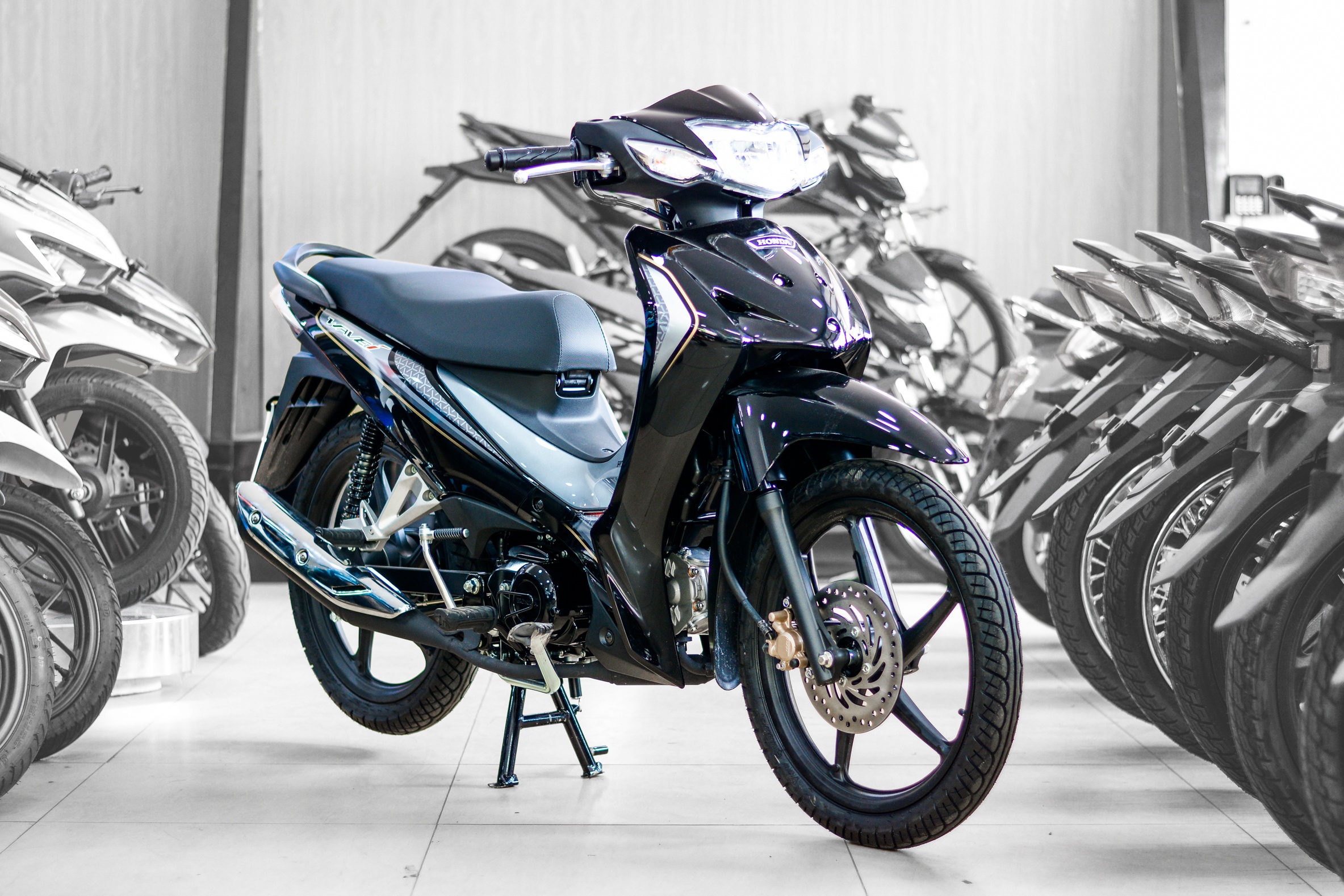 Xe may nhap khau qua kenh dai ly o at ve nuoc hinh anh