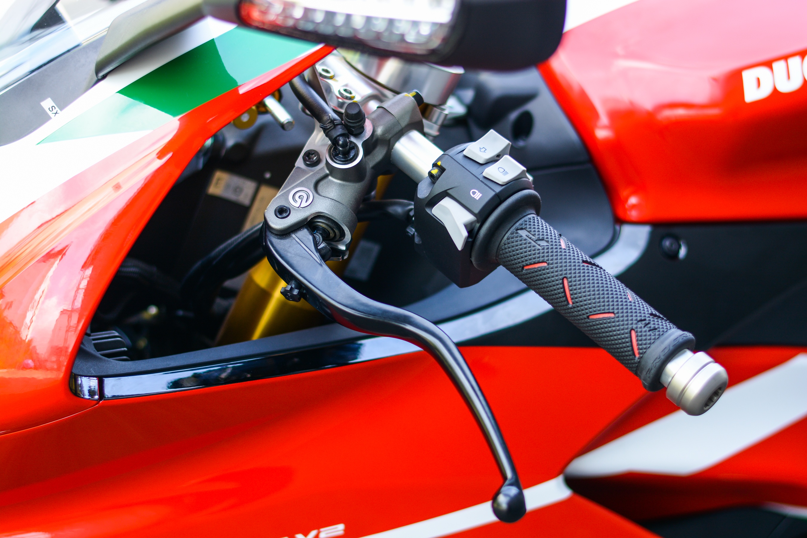 Moto Ducati Panigale V2 Bayliss anh 4