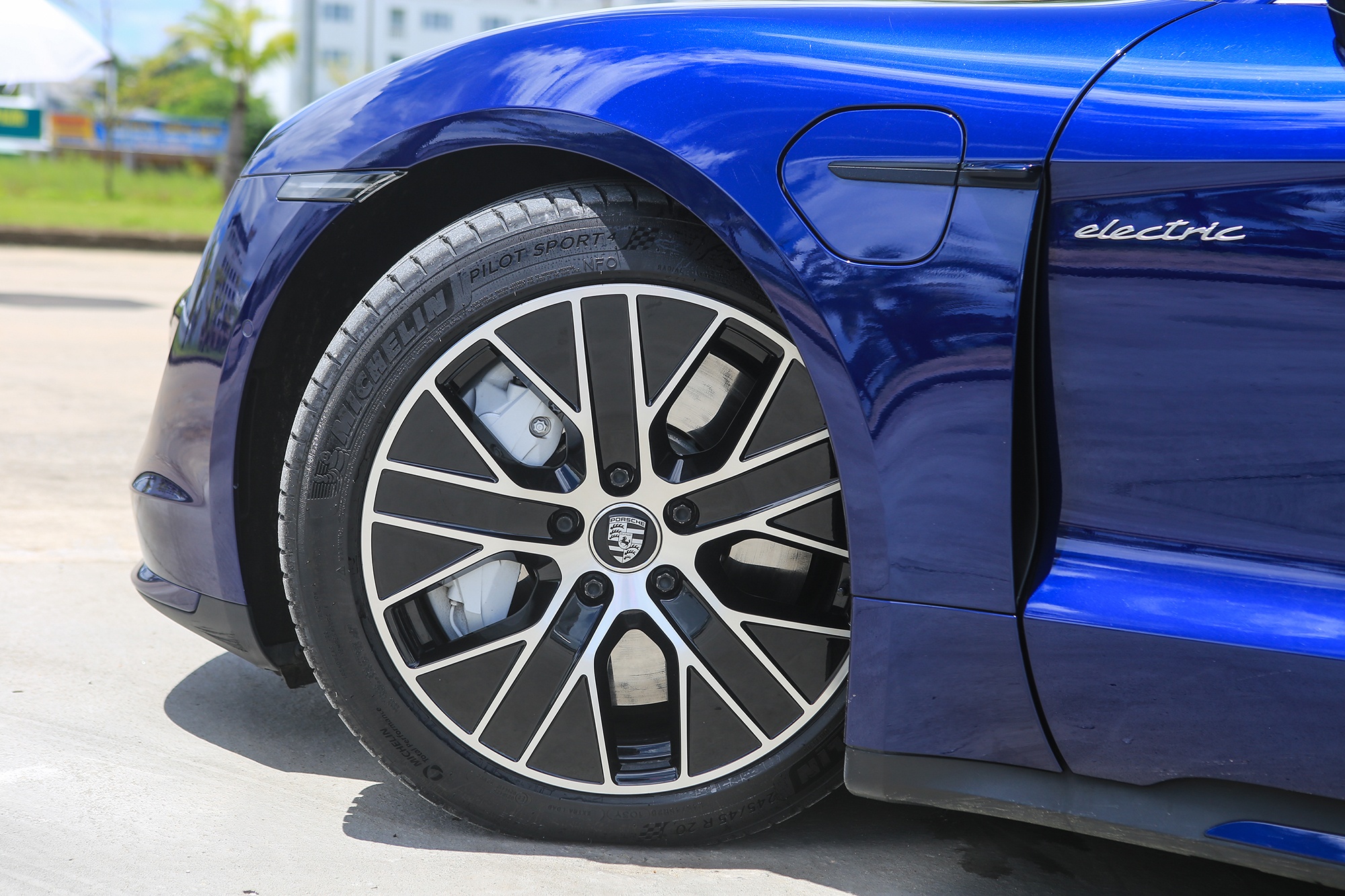 Lop xe dien co gi anh 2