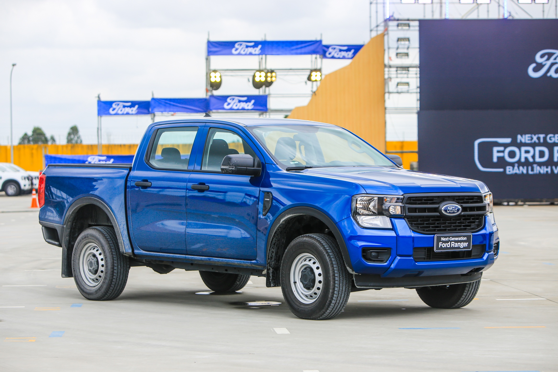 Can canh Ford Ranger XL anh 1