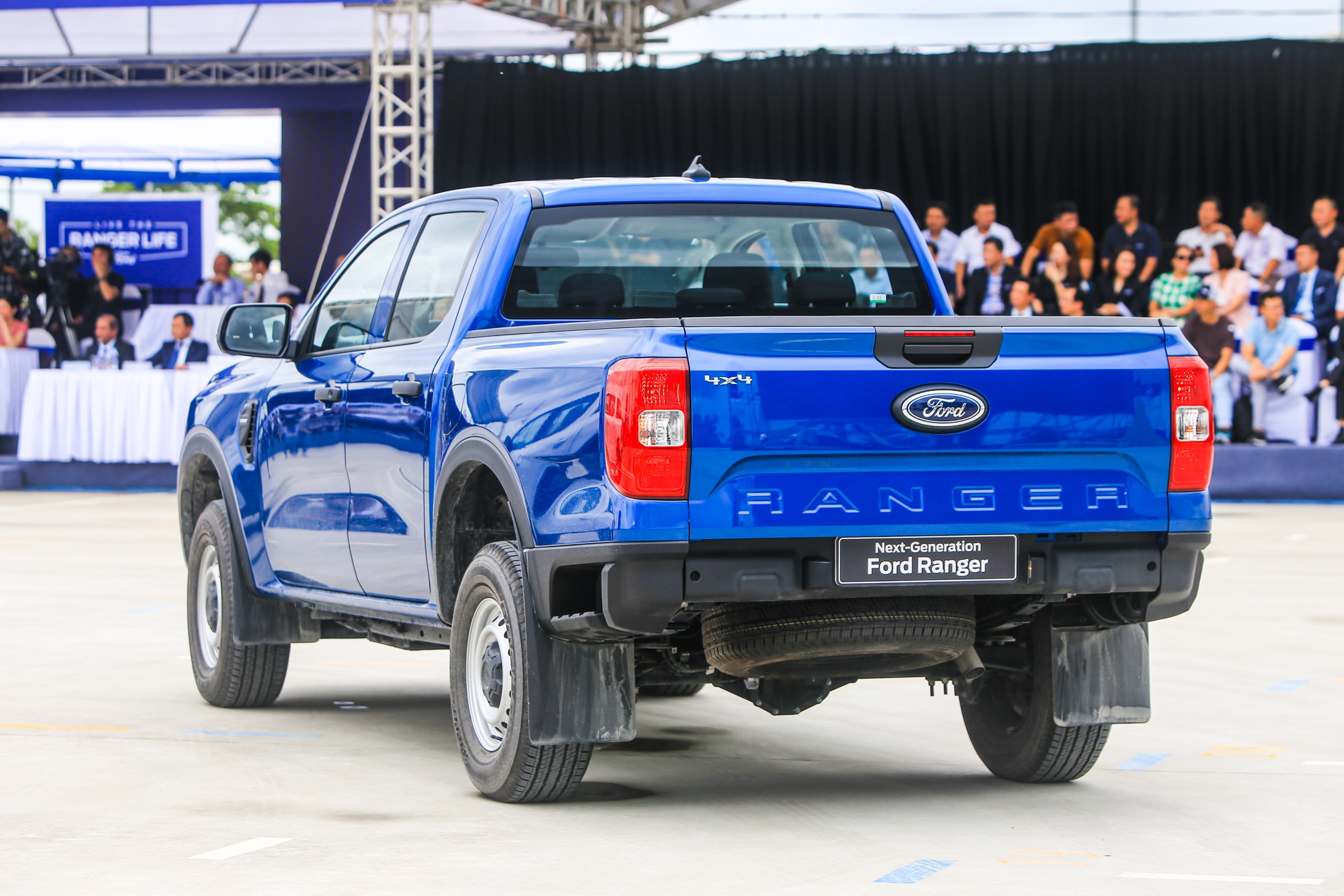 Can canh Ford Ranger XL anh 5