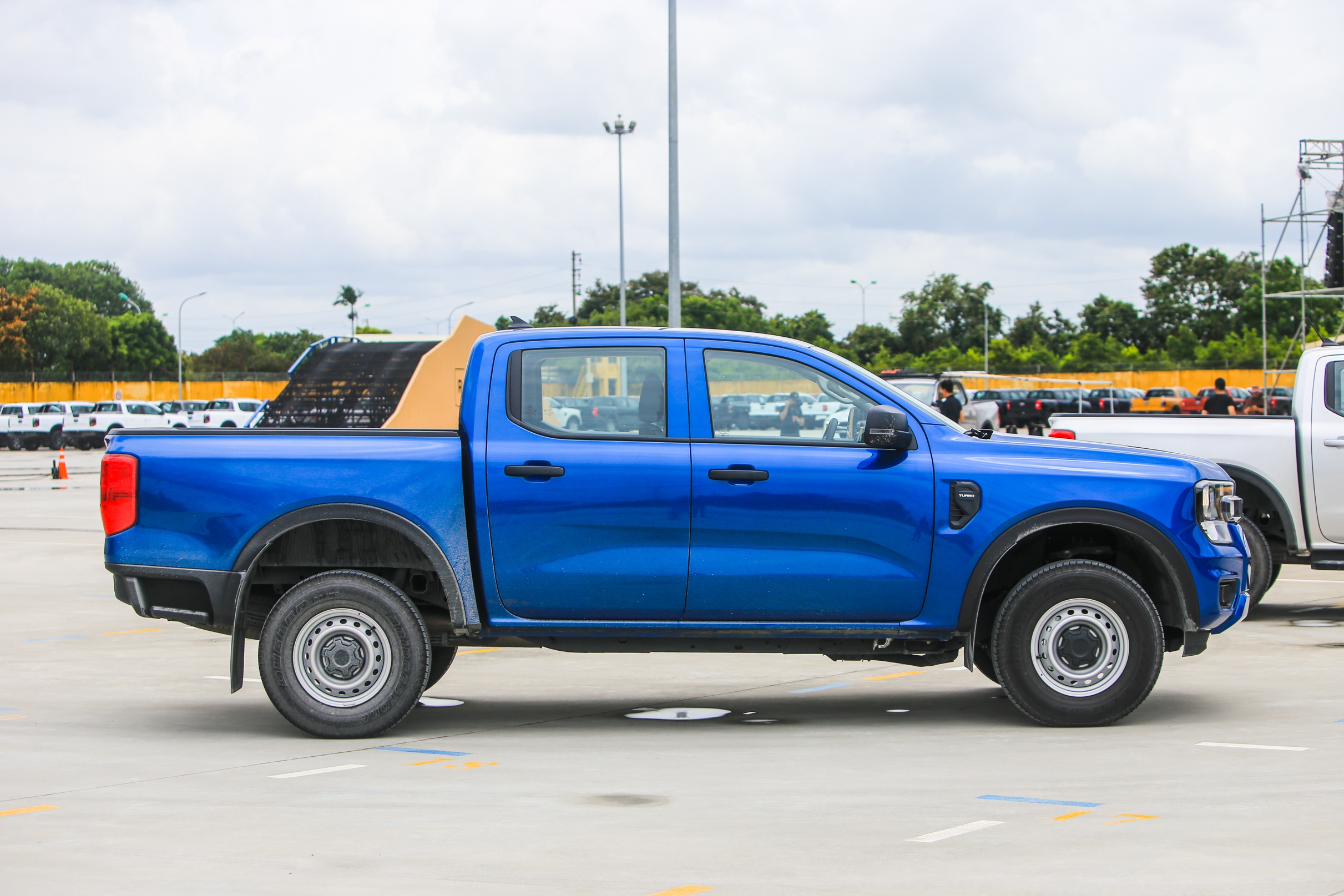 Can canh Ford Ranger XL anh 2
