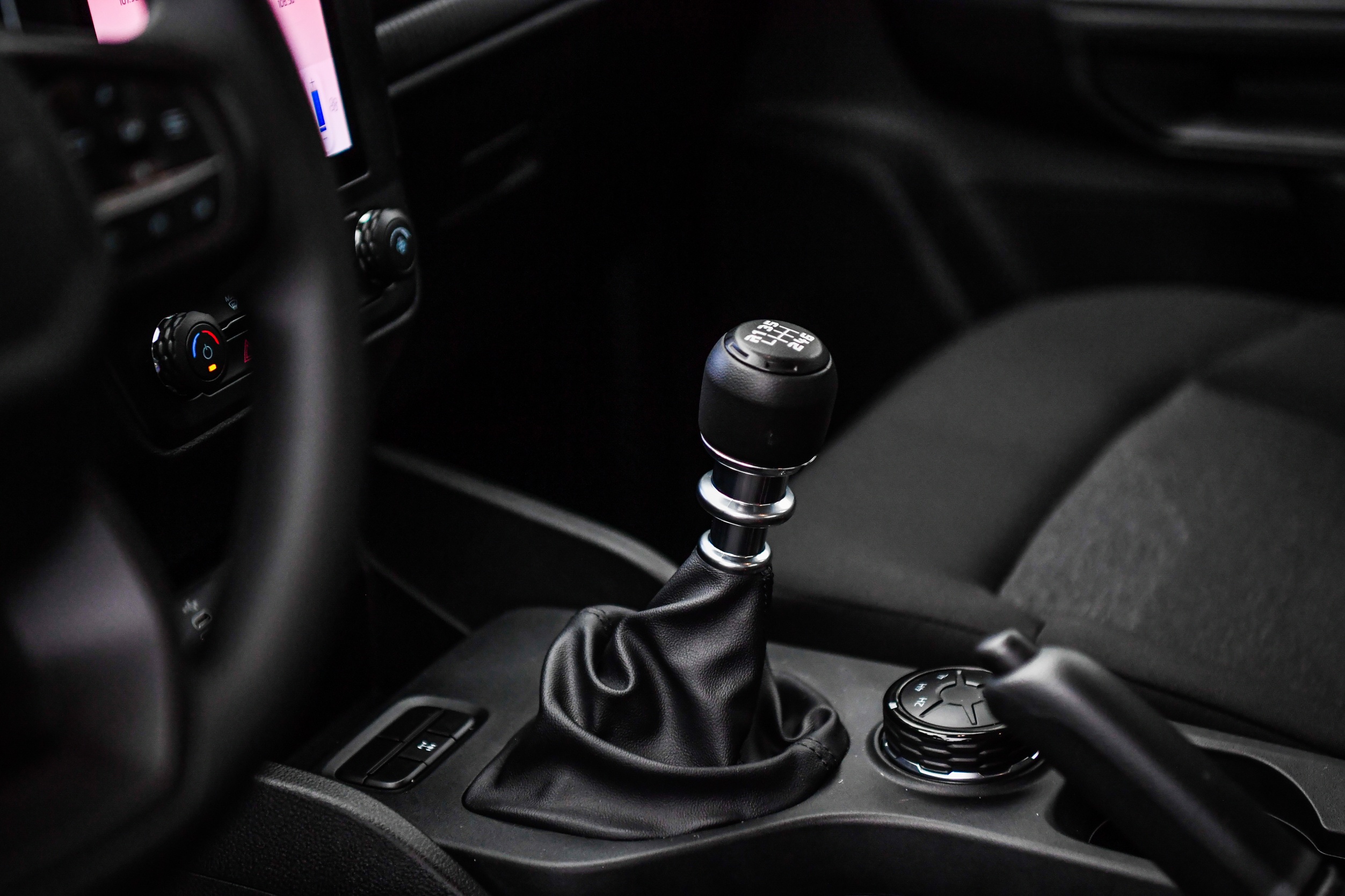 Can canh Ford Ranger XL anh 10