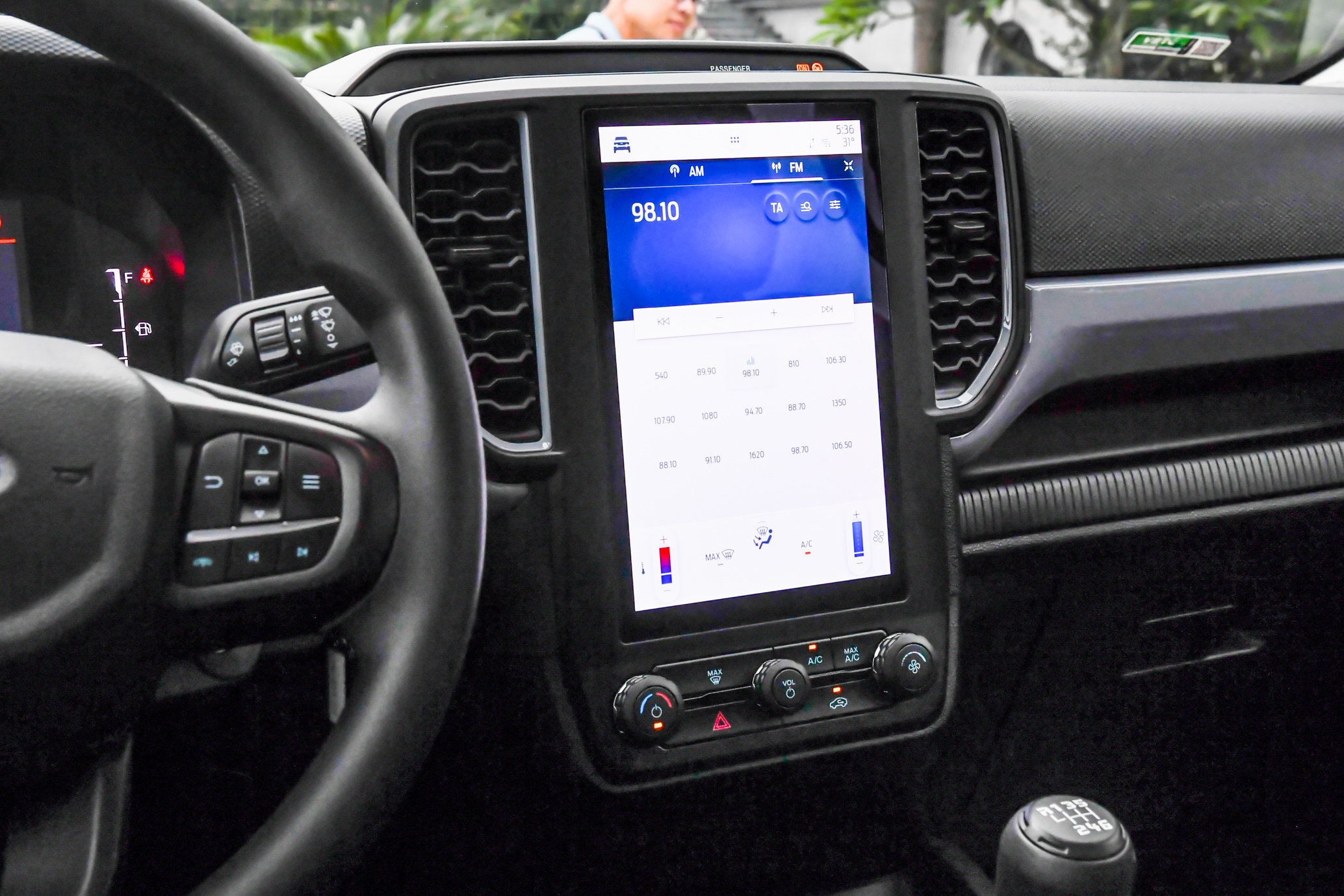 Can canh Ford Ranger XL anh 8