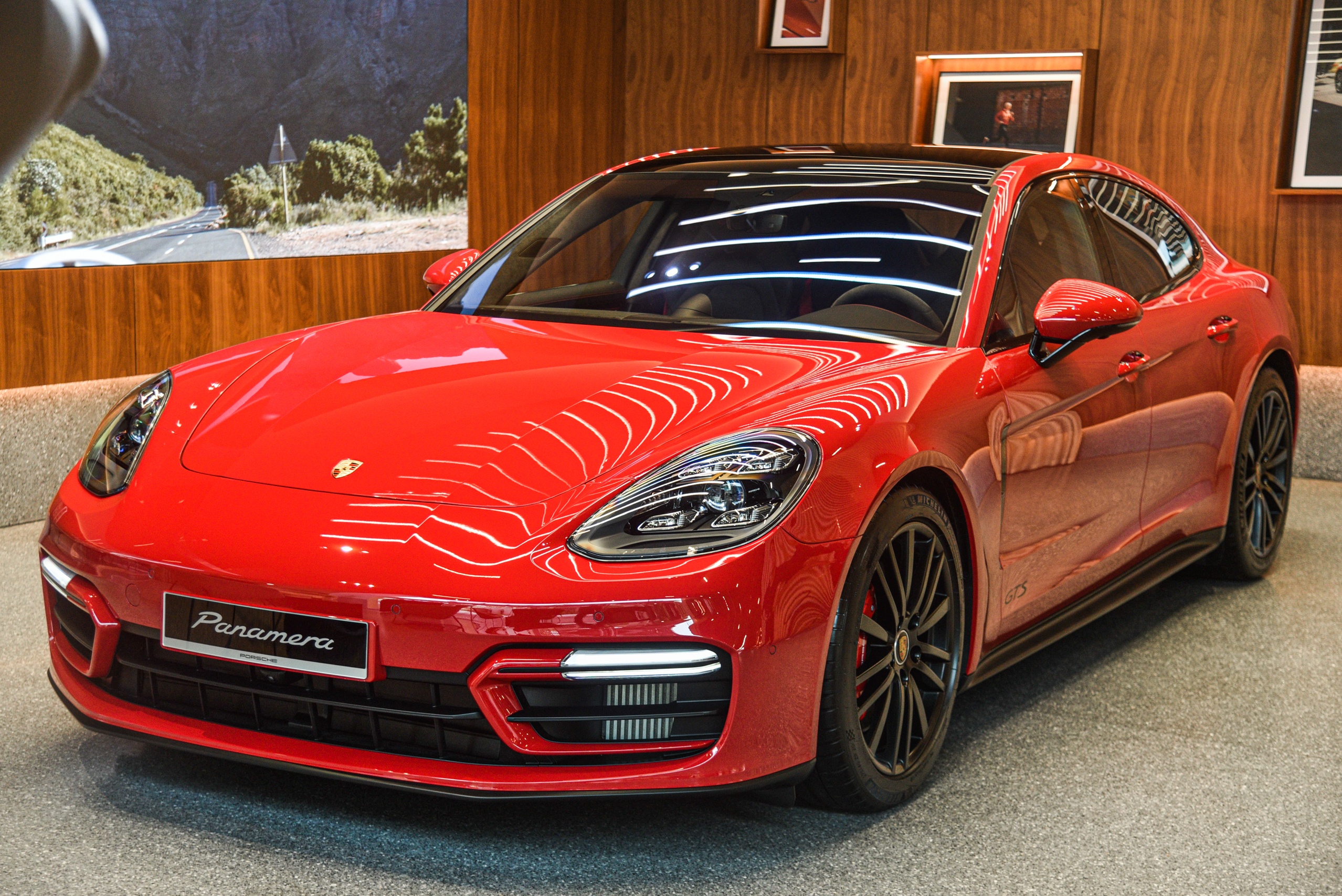 Hon 300 xe Porsche Panamera tai Viet Nam gap loi he thong suoi hinh anh