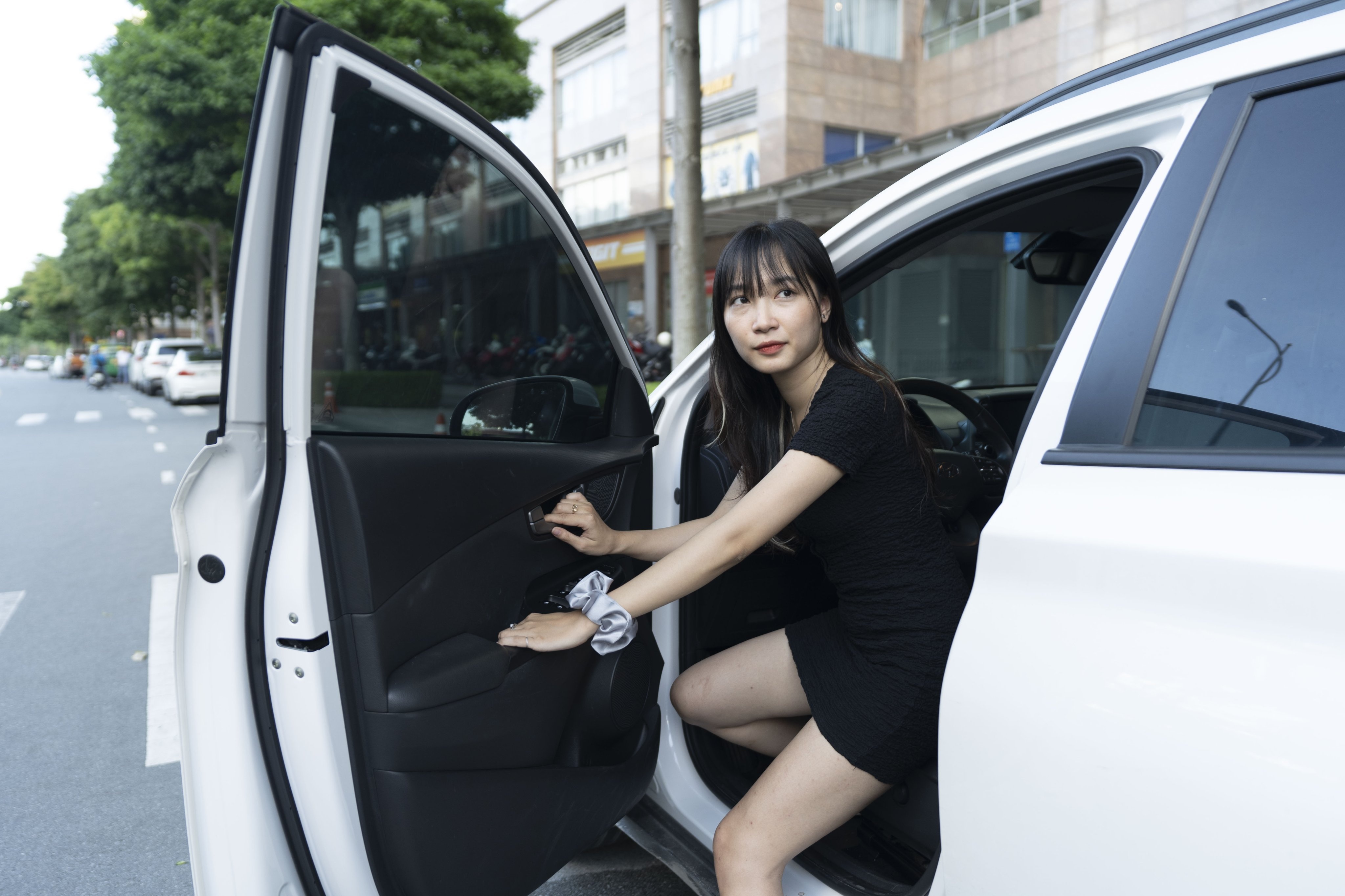 Meo su dung oto: Mo cua xe kieu Dutch Reach hinh anh