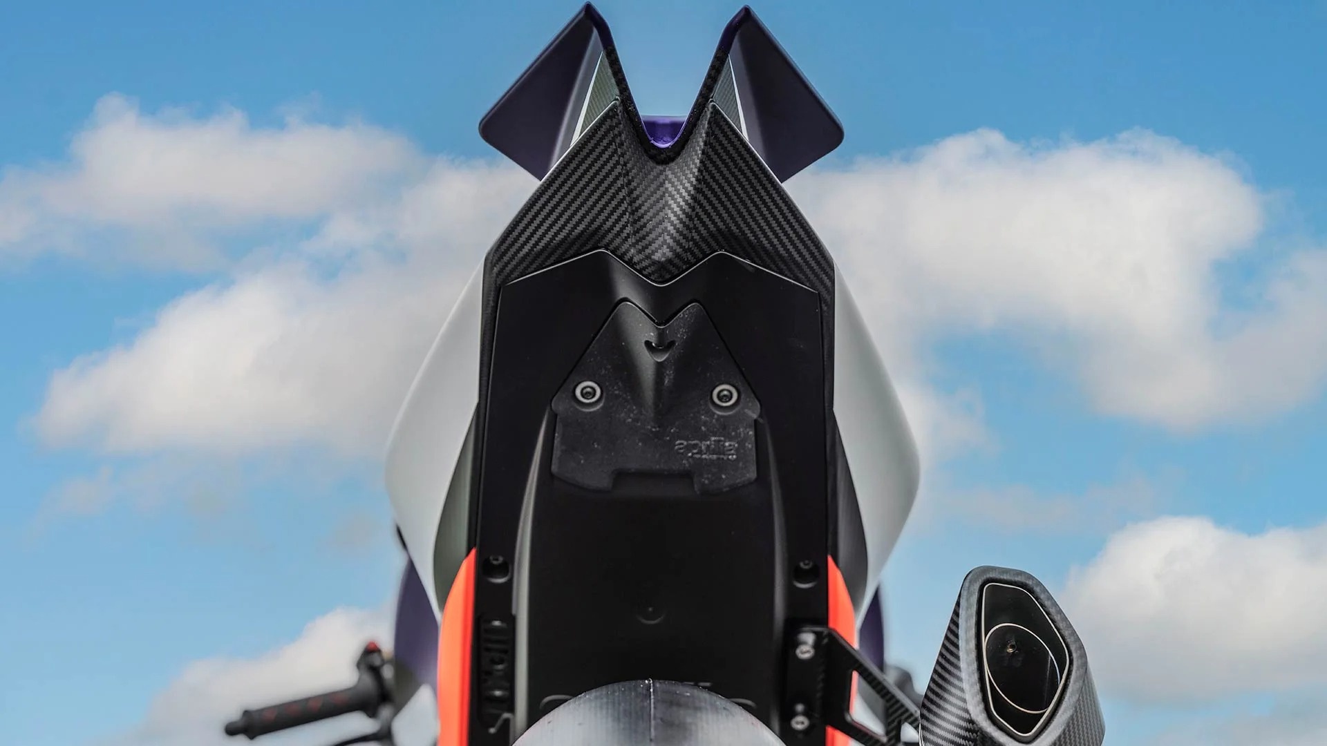 Sieu xe Aprilia RSV4 Xtrenta anh 7