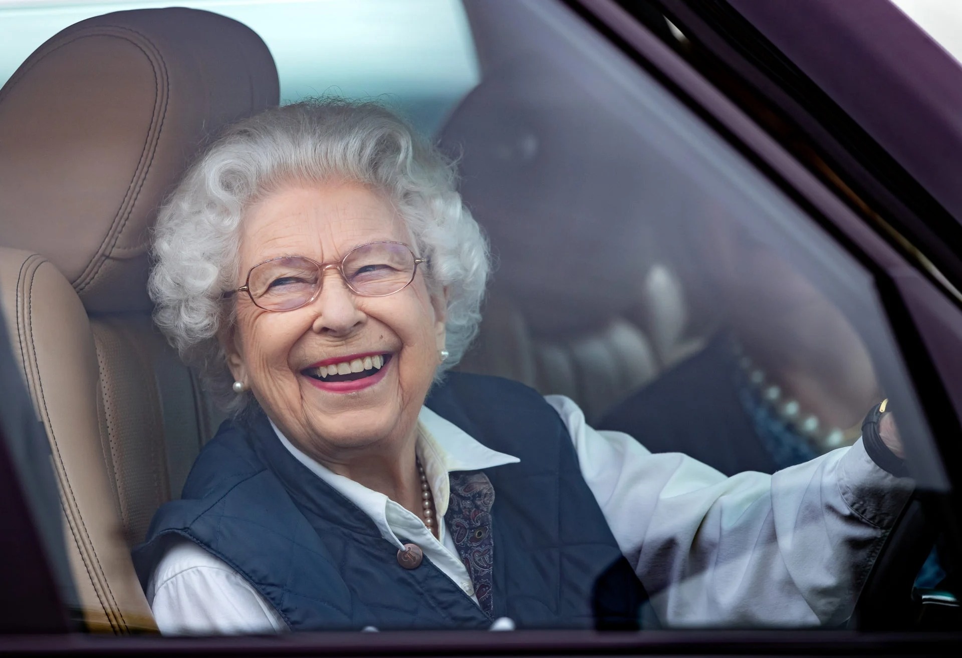 Nhung chiec xe tung duoc Nu hoang Anh Elizabeth II cam lai hinh anh
