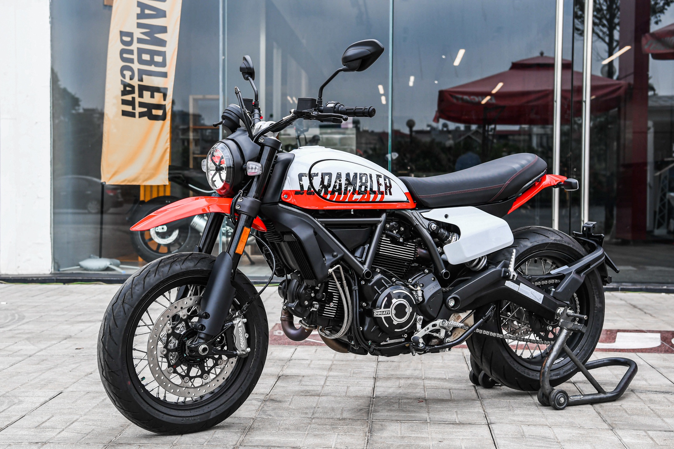 Chi tiet Ducati Scrambler Urban Motard dau tien tai Viet Nam hinh anh