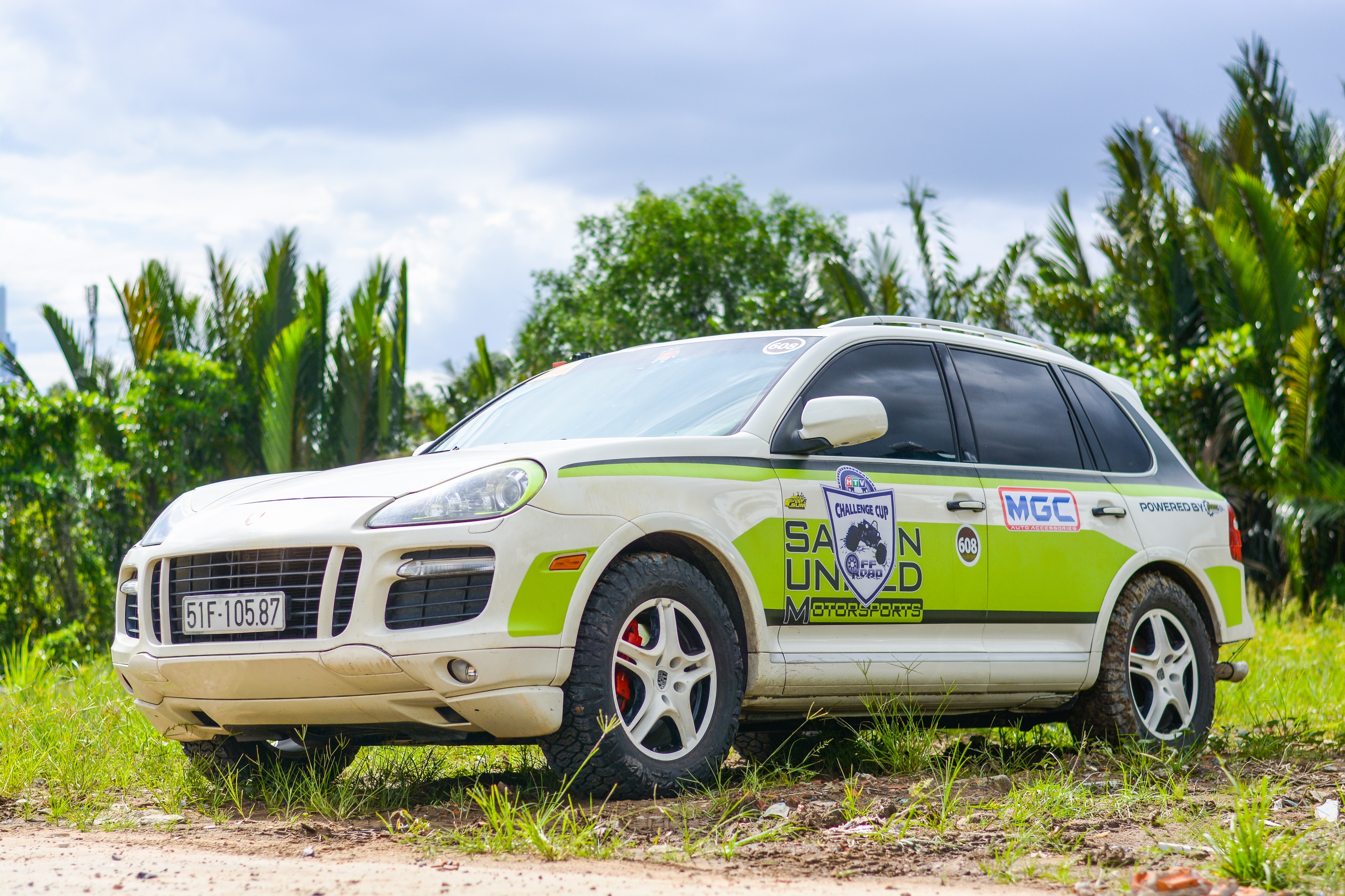 Porsche Cayenne chay off-road anh 1