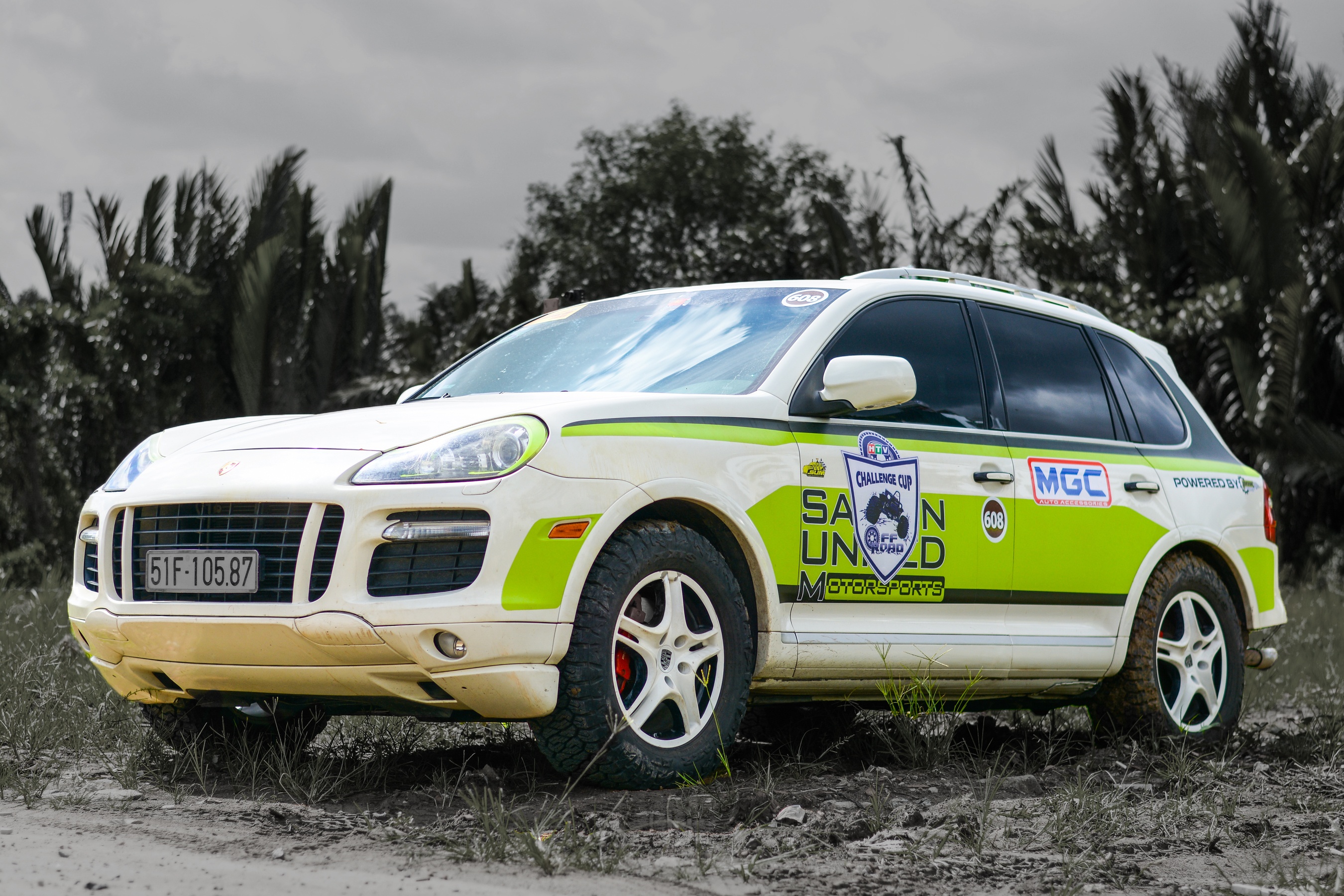 Can canh Porsche Cayenne dua off-road tai Viet Nam hinh anh