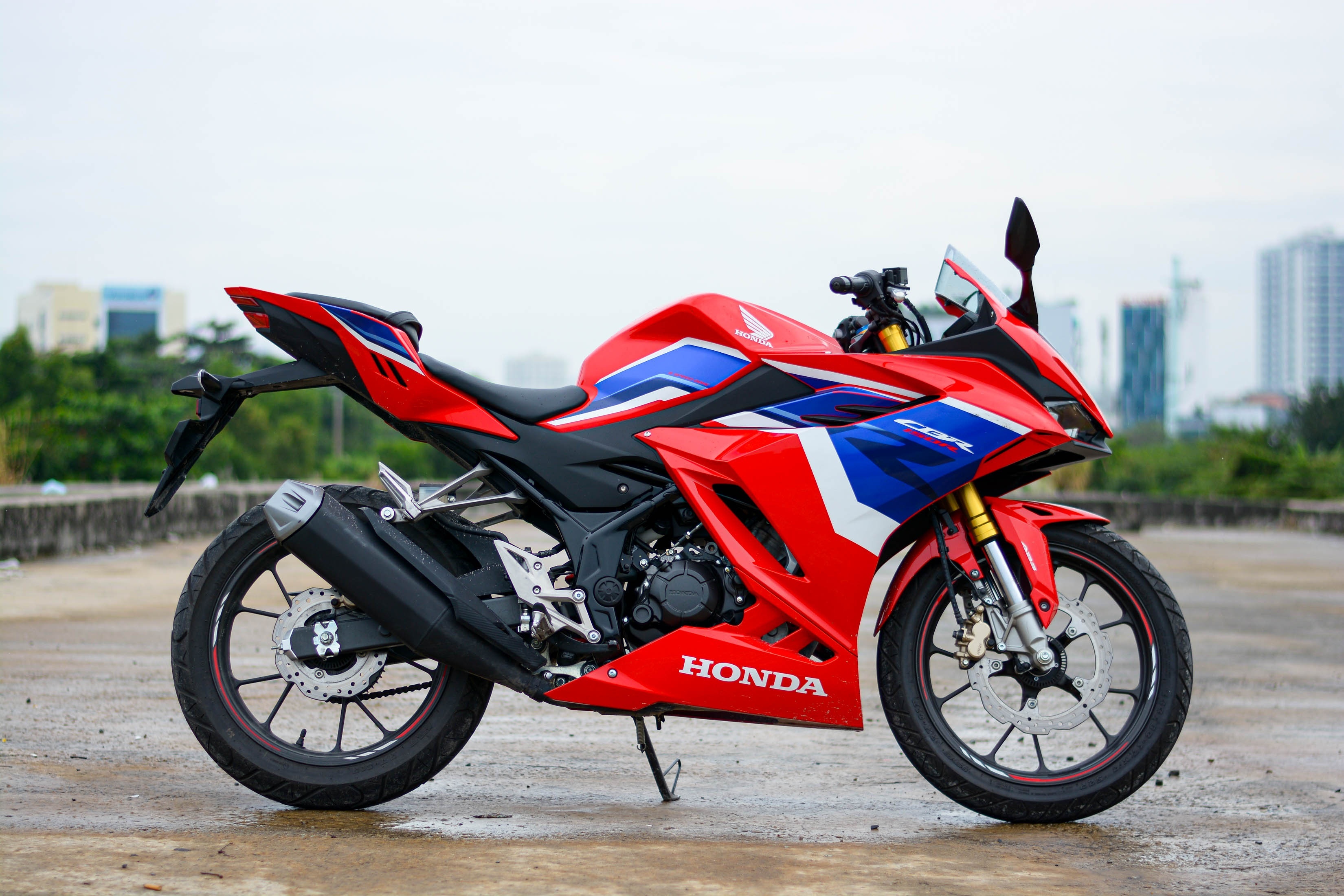 Yamaha YZF-R15 or Honda CBR150R picture 5