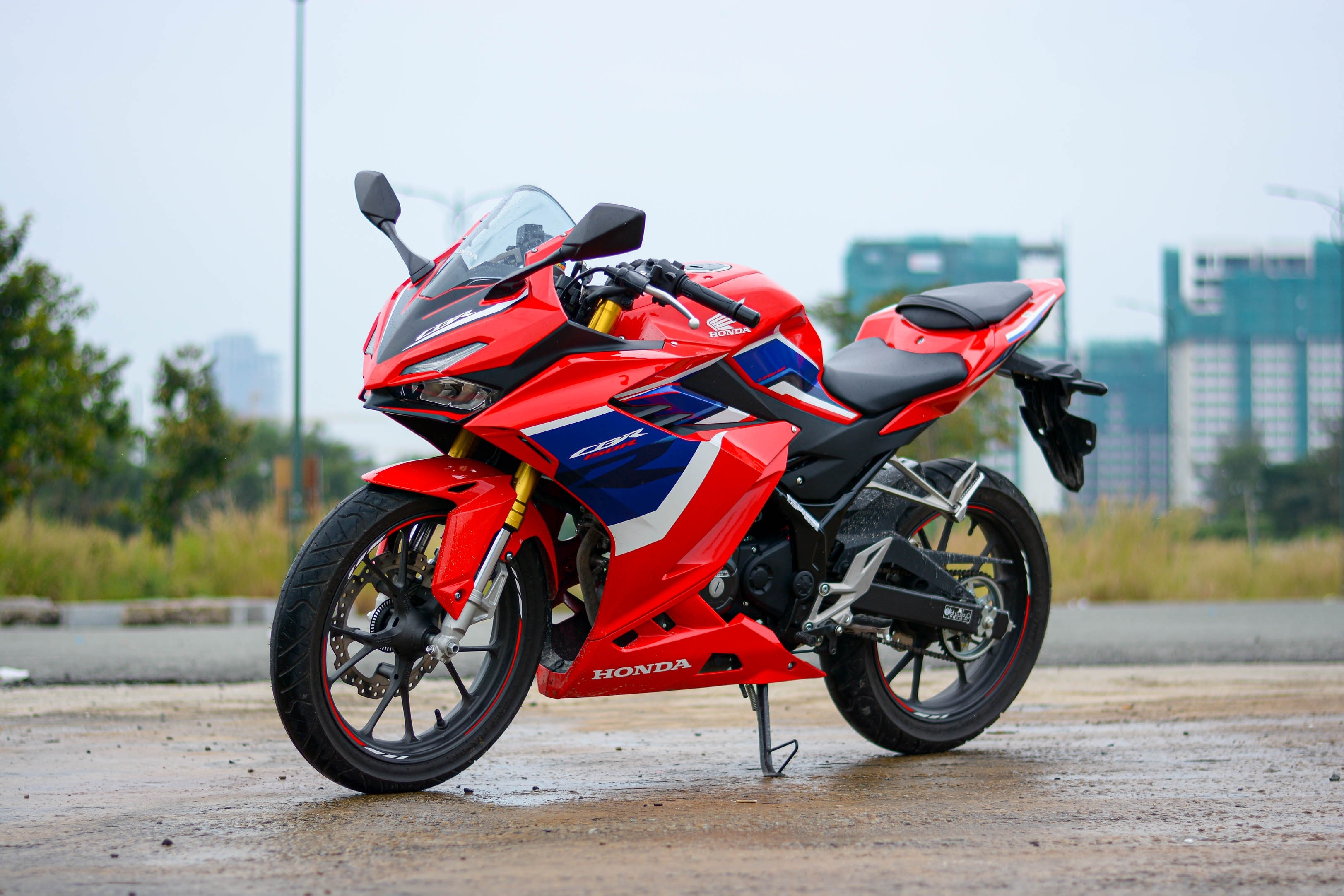Yamaha YZF-R15 or Honda CBR150R picture 2