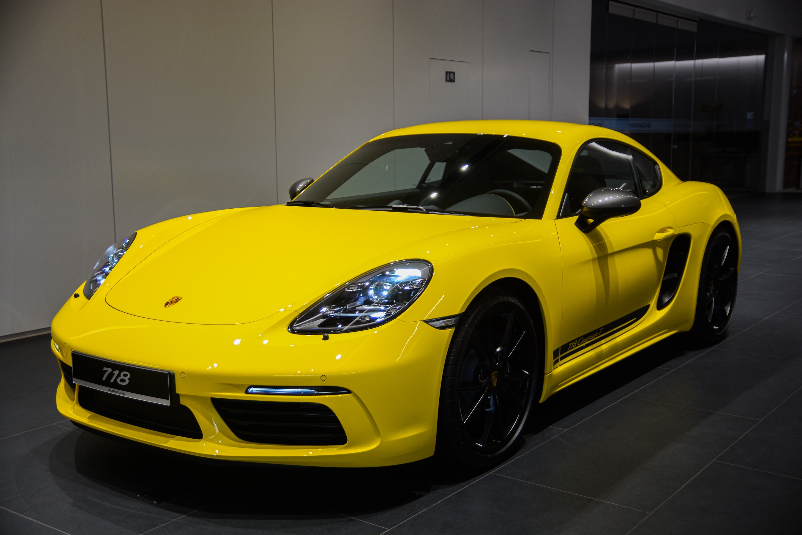 Can canh Porsche 718 Cayman T gia hon 5 ty dong tai TP.HCM hinh anh