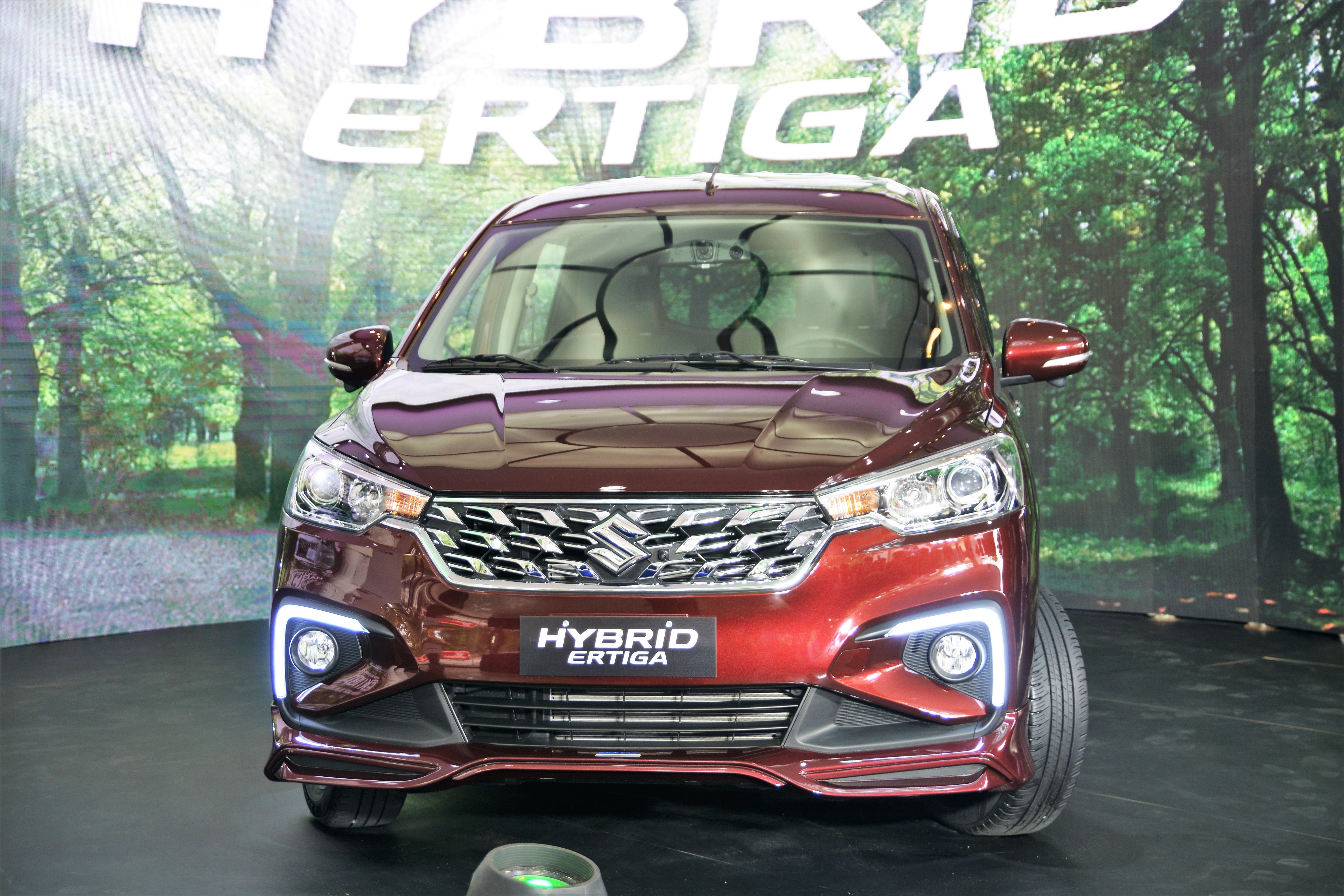 gia ban Ertiga Hybrid anh 1