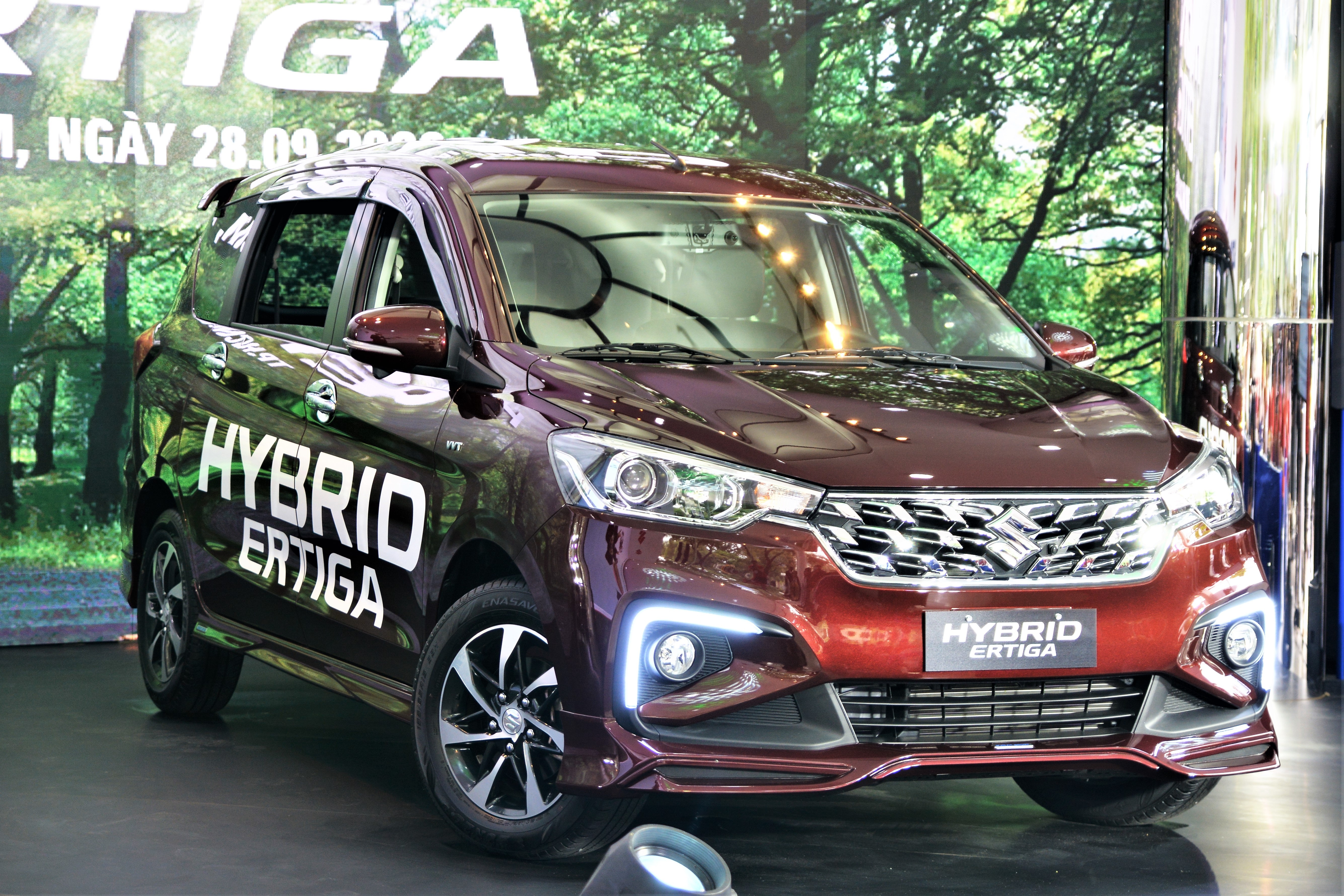 Suzuki Ertiga Hybrid mo ban - tang gia, khoi diem 539 trieu dong hinh anh